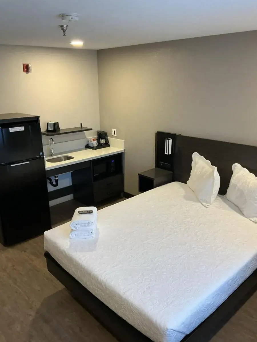 Queen Room - Disability Access in Pinetop Studio Suites Queen Room - Disability Access in Pinetop Studio Suites