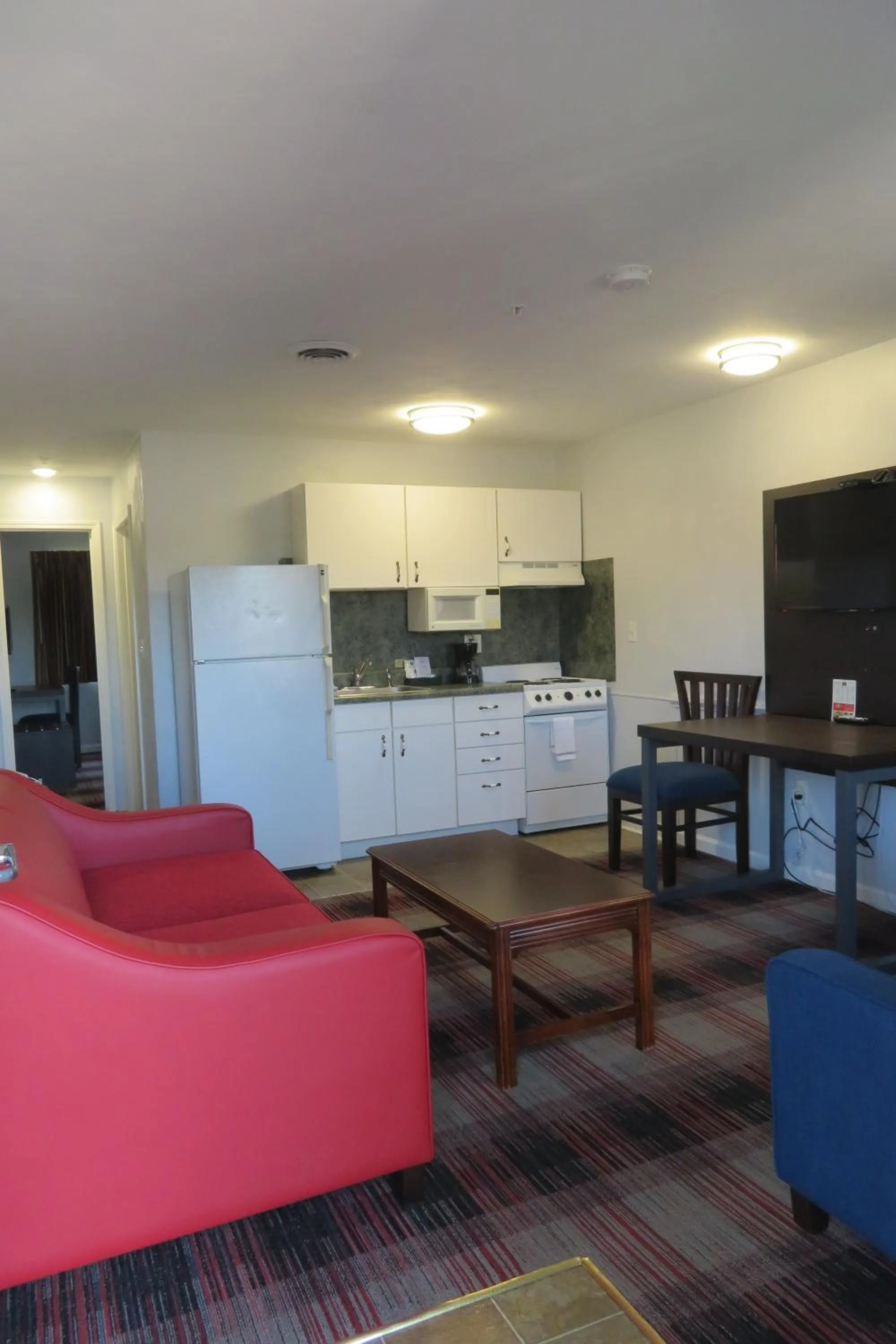 Kitchen or kitchenette in Luxbury Inn & Suites