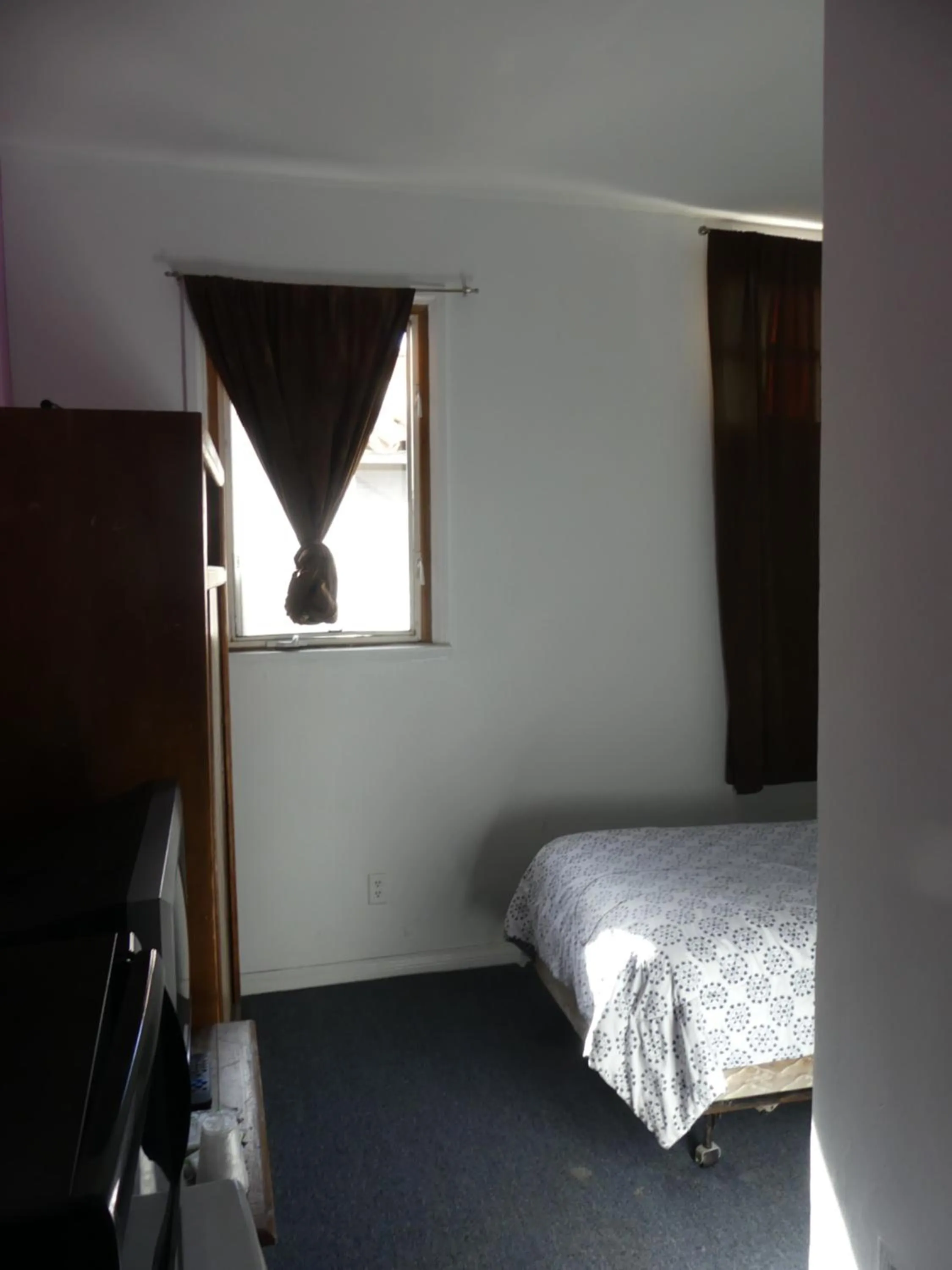 Bed in Wilshire Orange Hotel