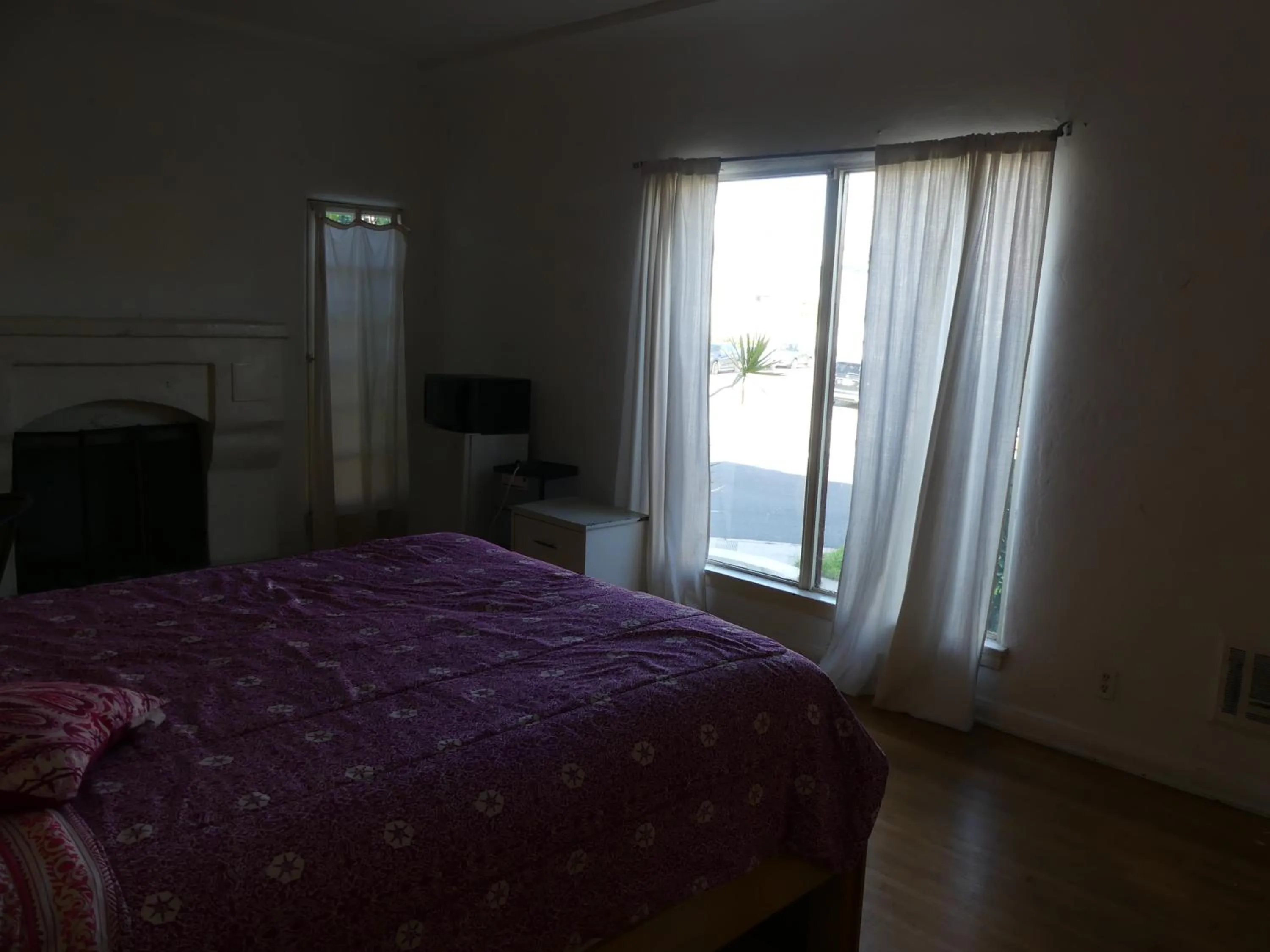 Bed in Wilshire Orange Hotel