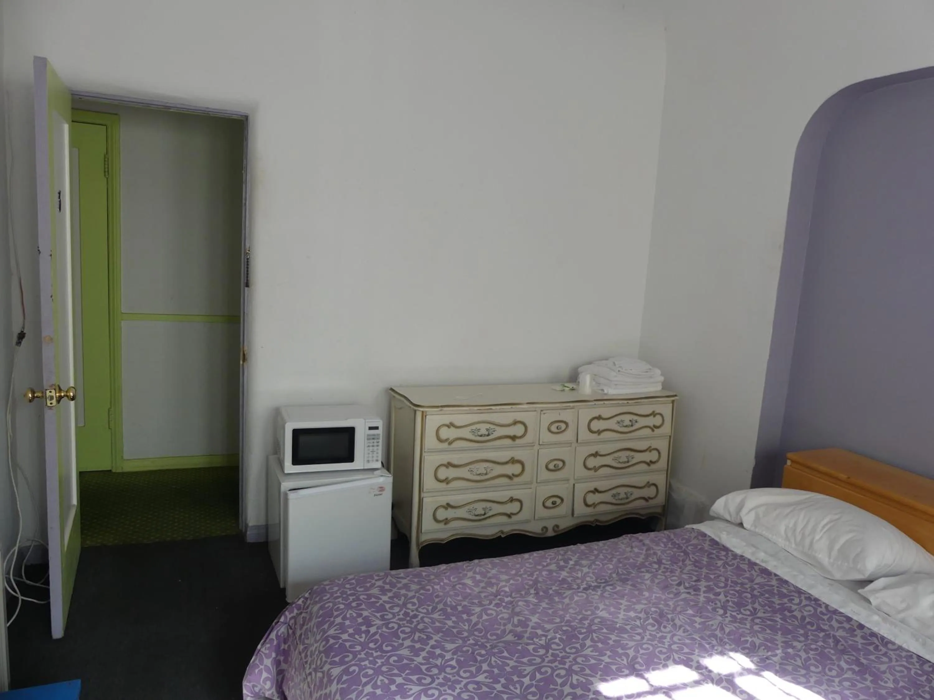 Bed in Wilshire Orange Hotel