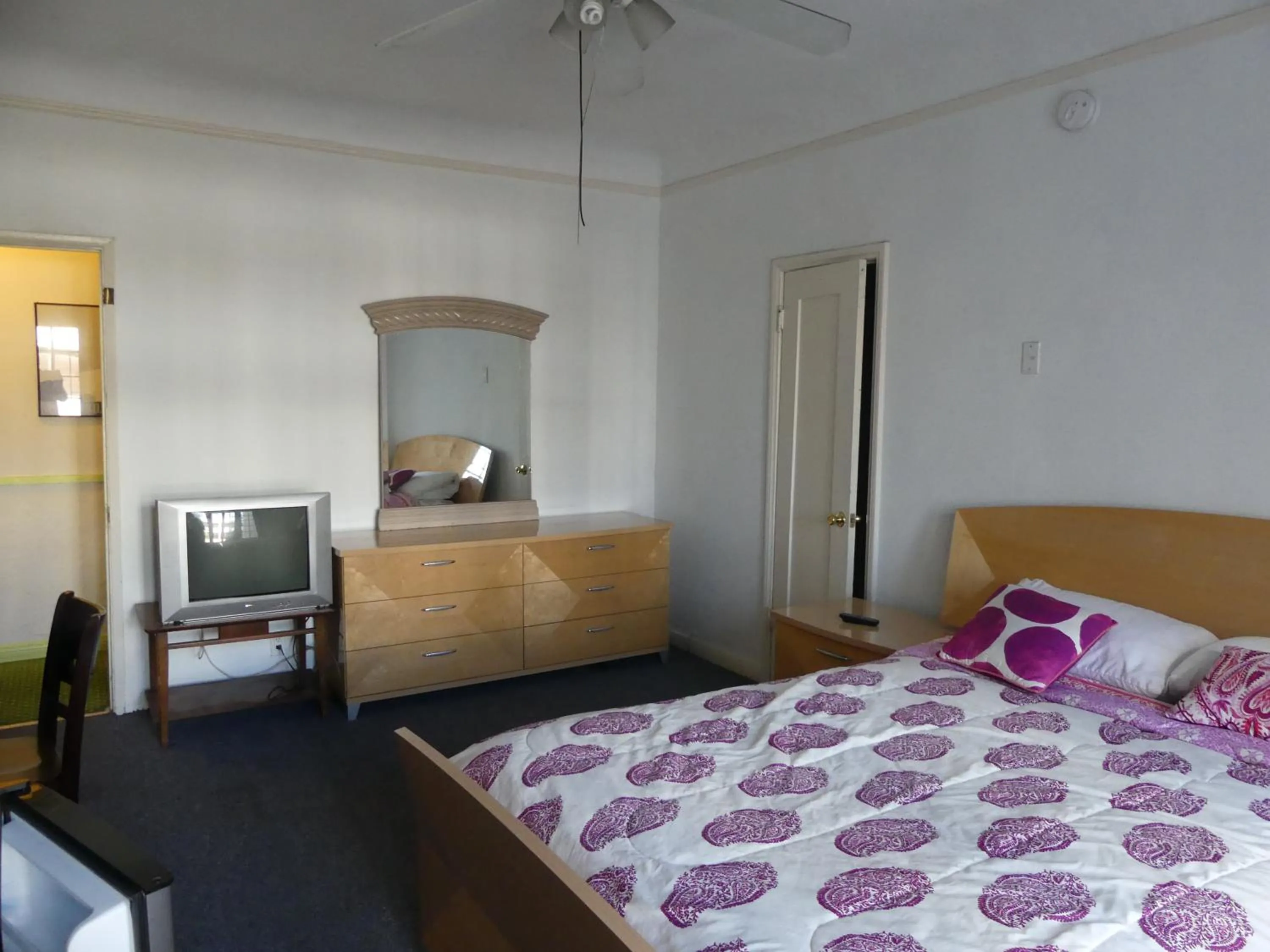 Bed in Wilshire Orange Hotel