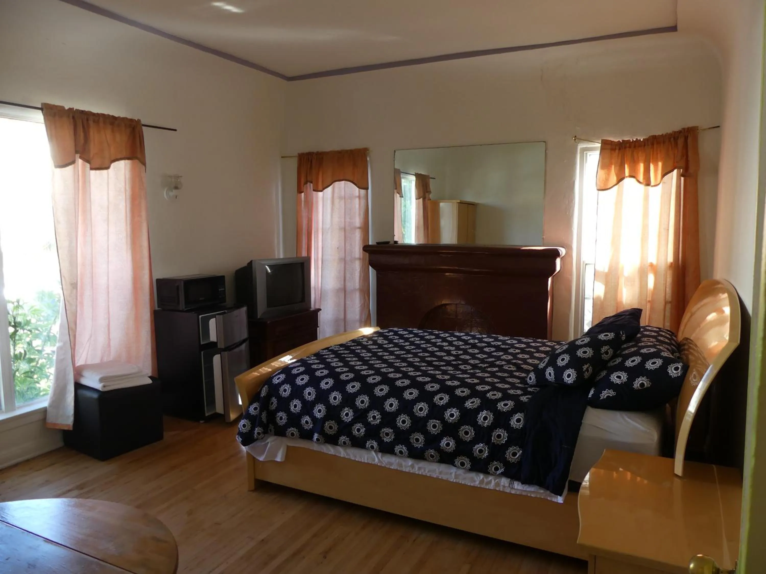 Bed in Wilshire Orange Hotel