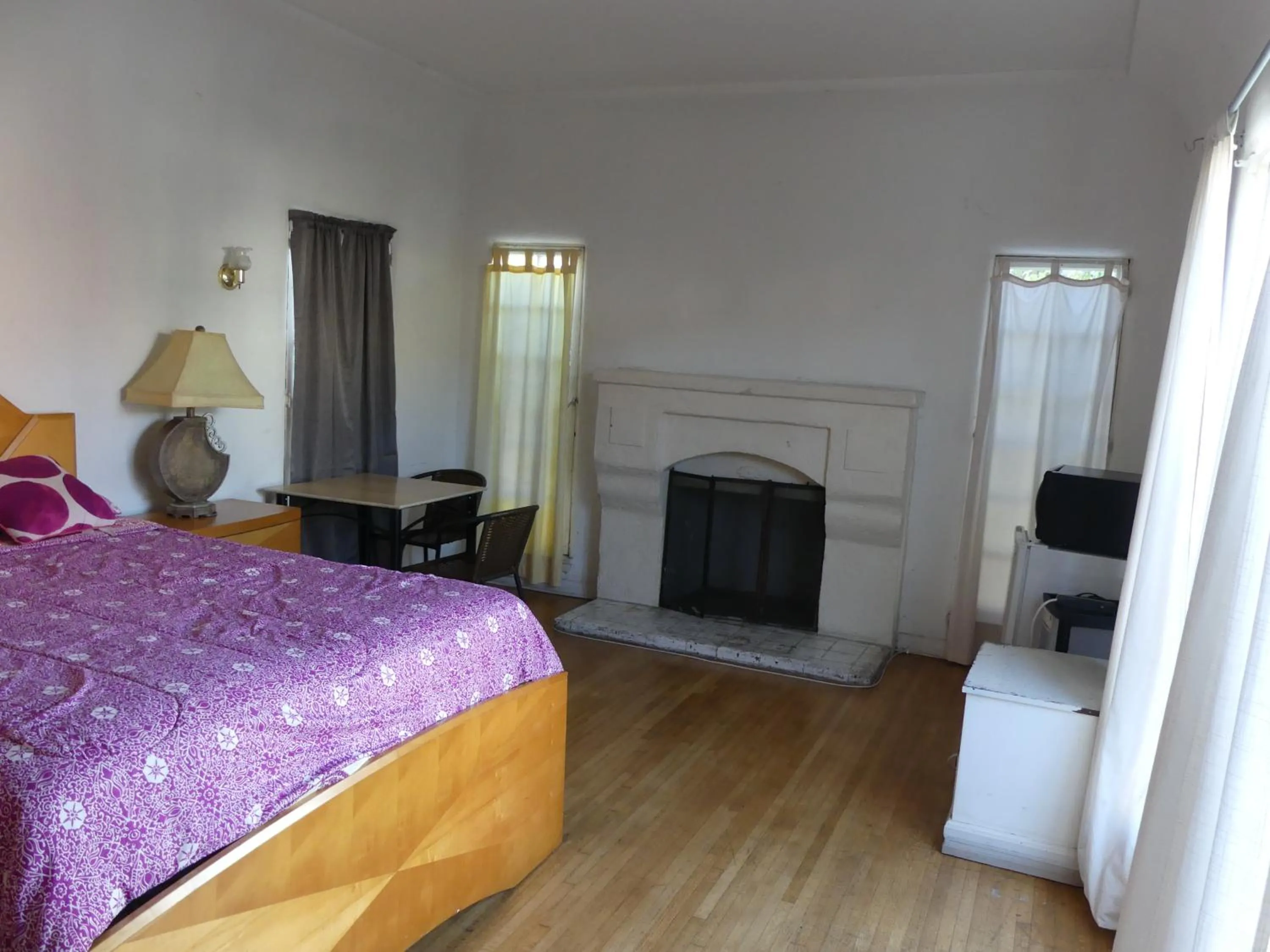 Bed in Wilshire Orange Hotel