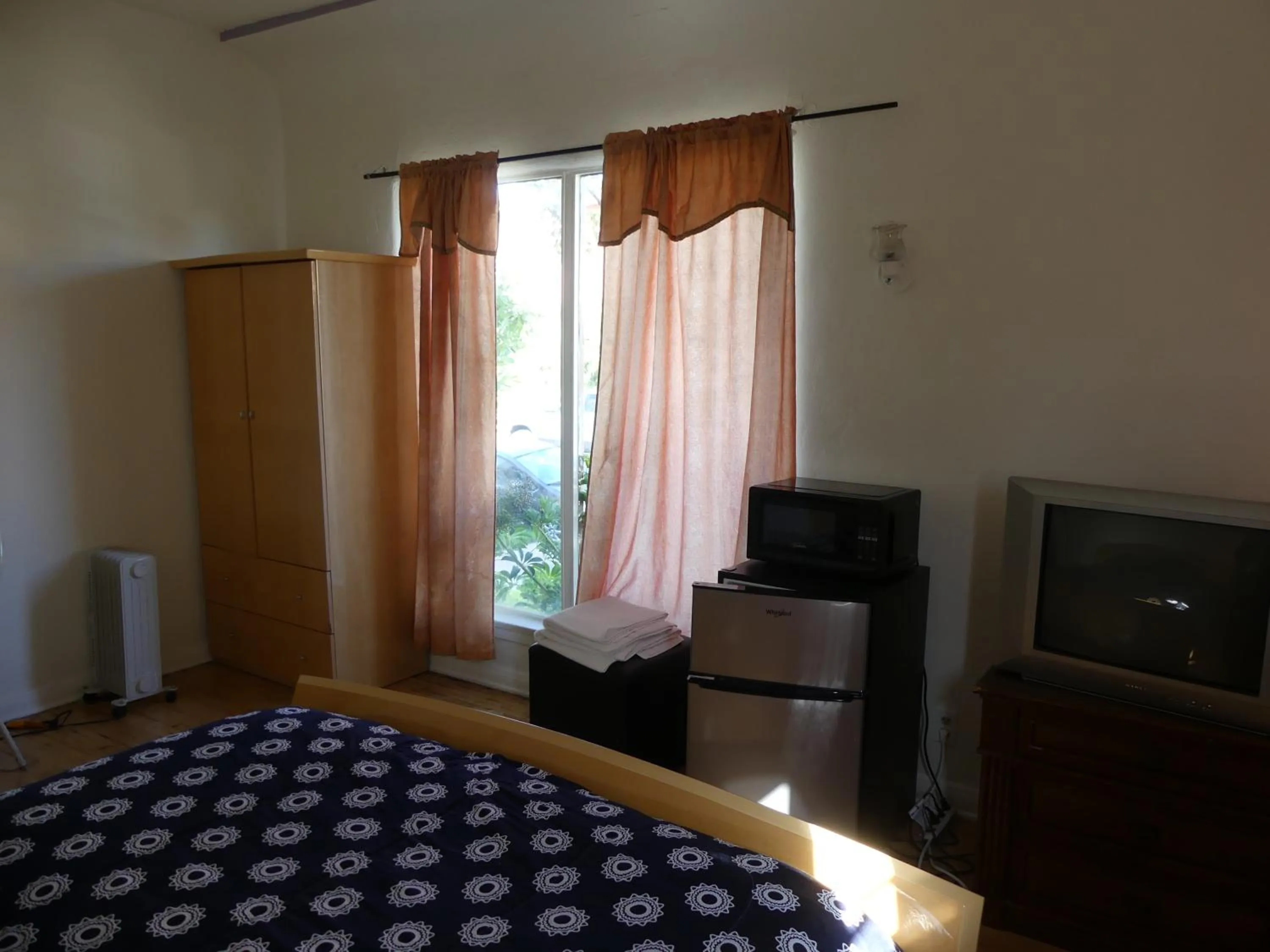 Bed in Wilshire Orange Hotel