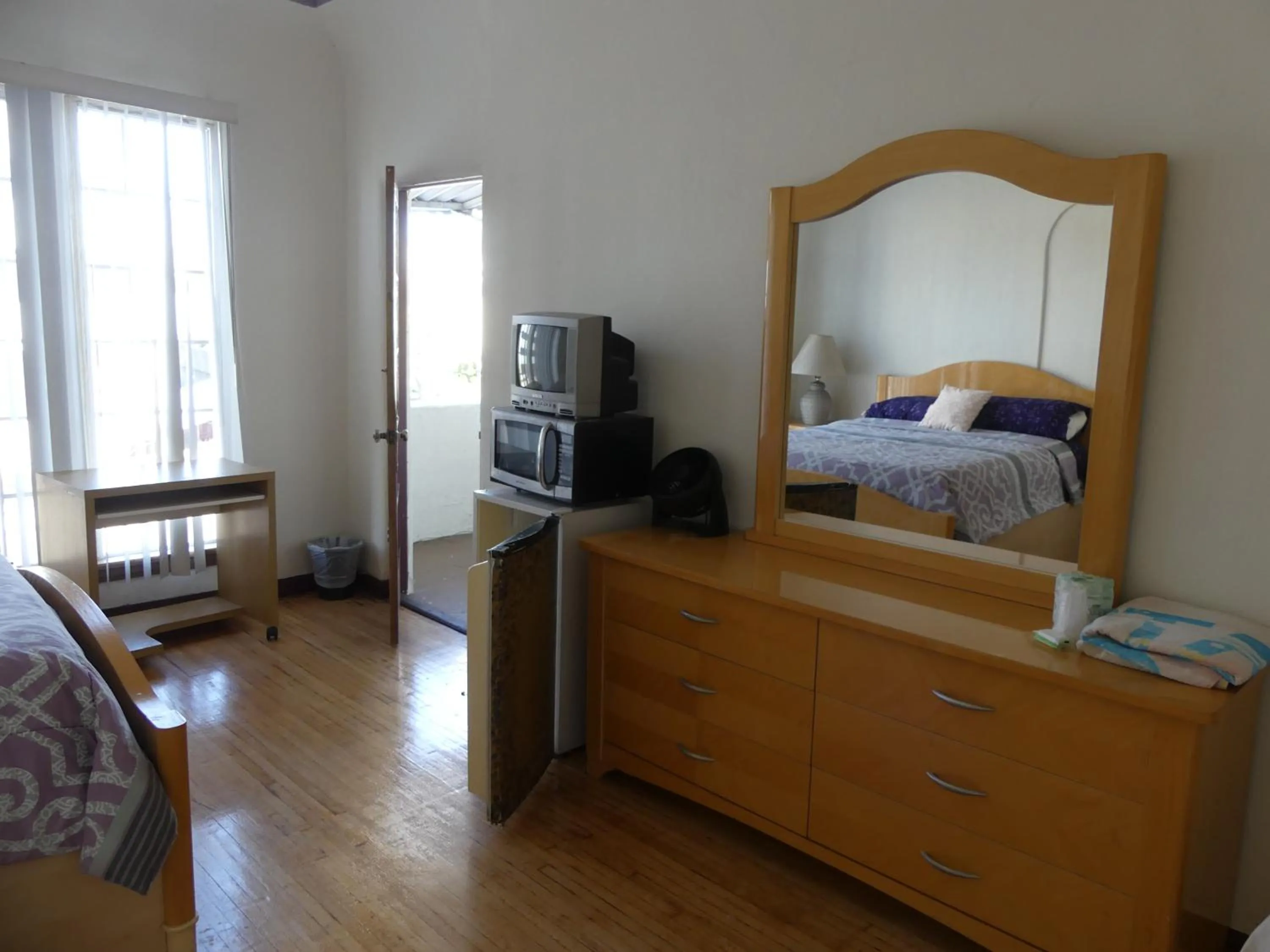 Bed in Wilshire Orange Hotel