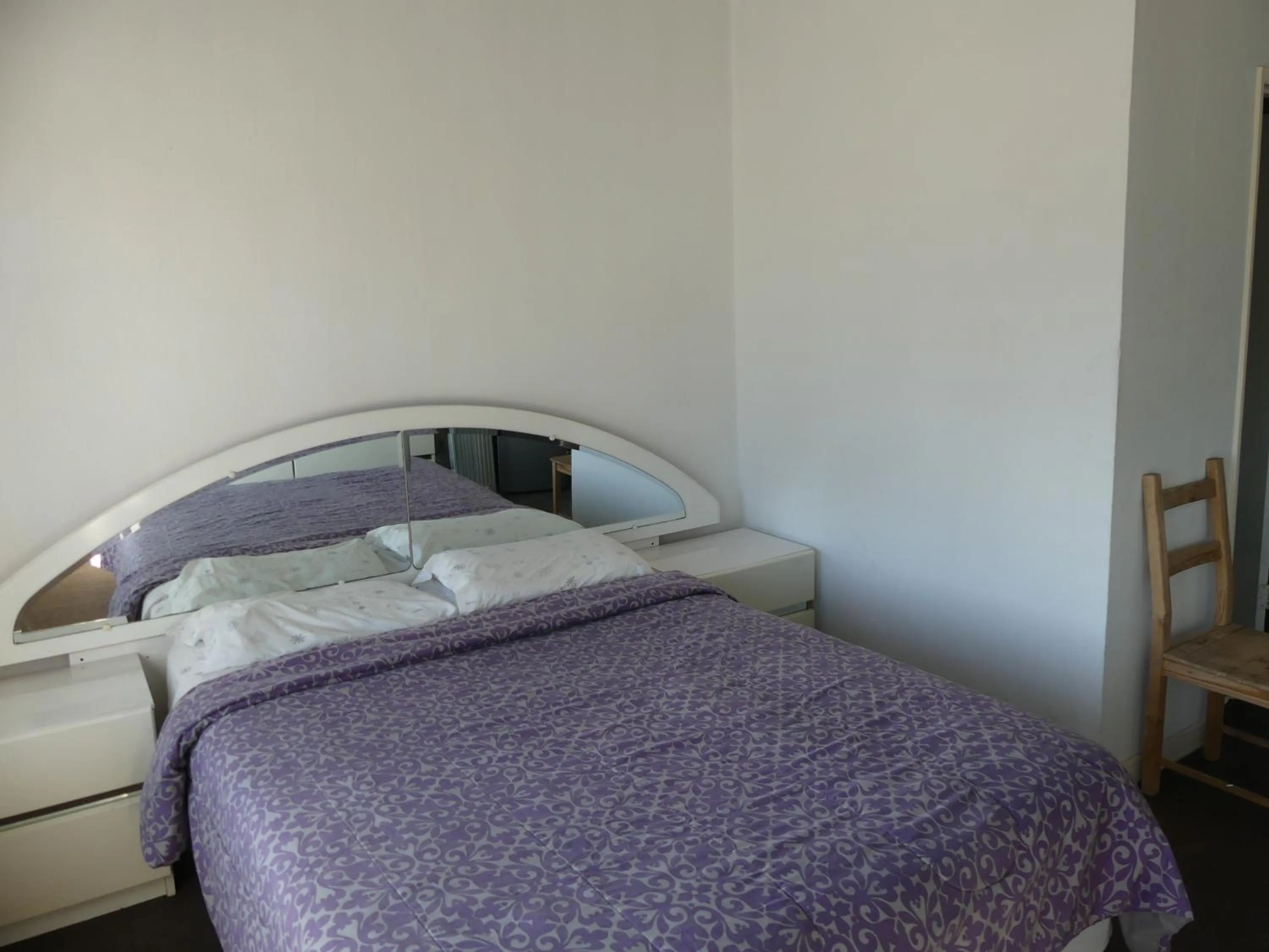 Bed in Wilshire Orange Hotel