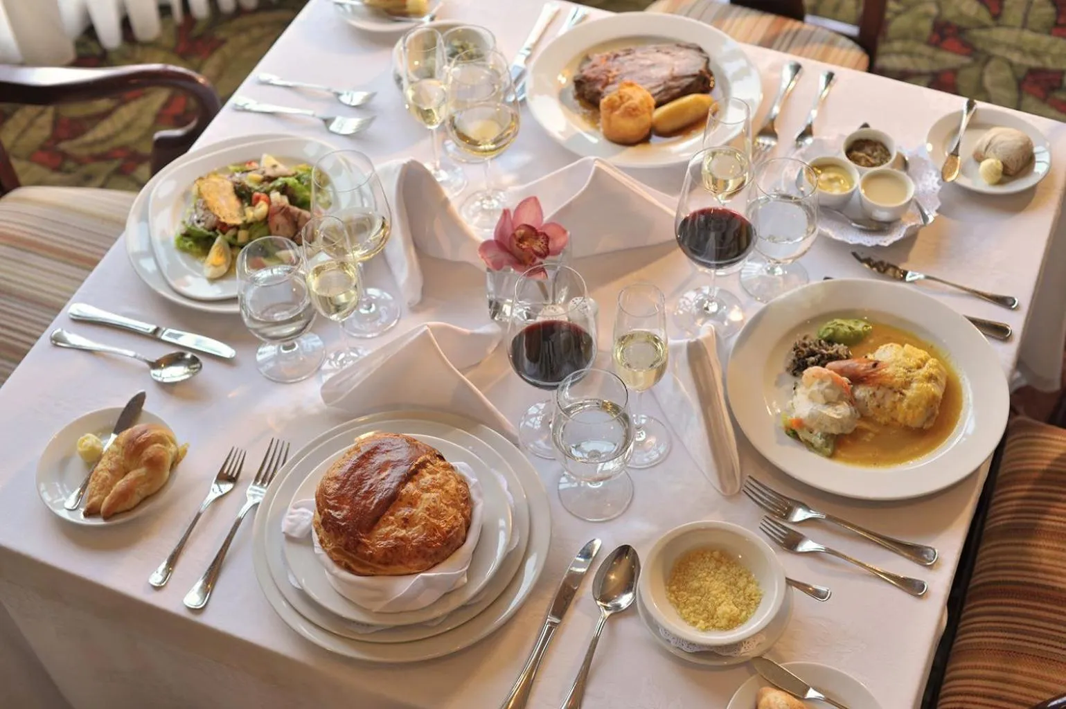 Restaurant/places to eat in The Green Park Hotel Boutique