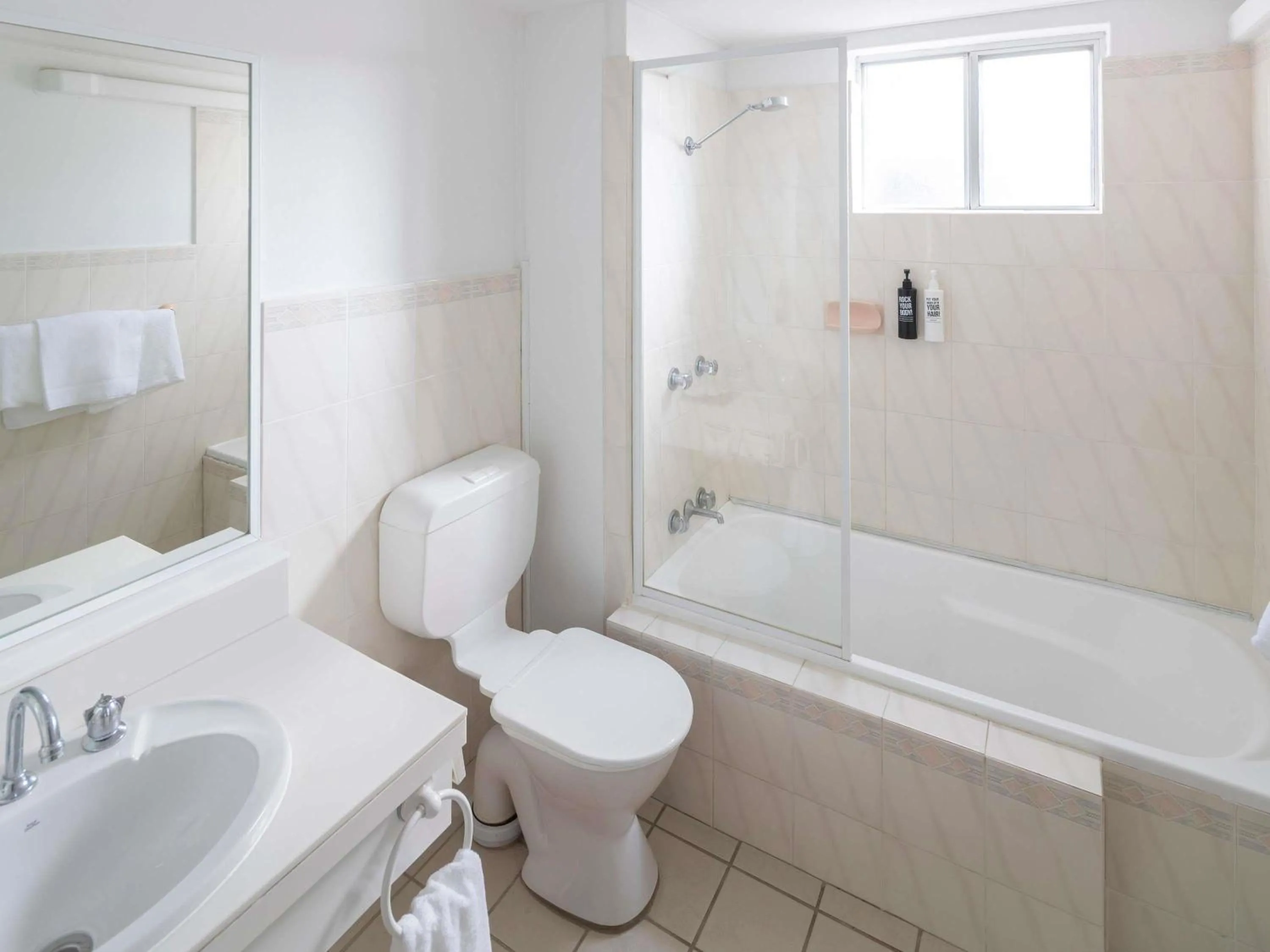 Bedroom in ibis Styles Orange