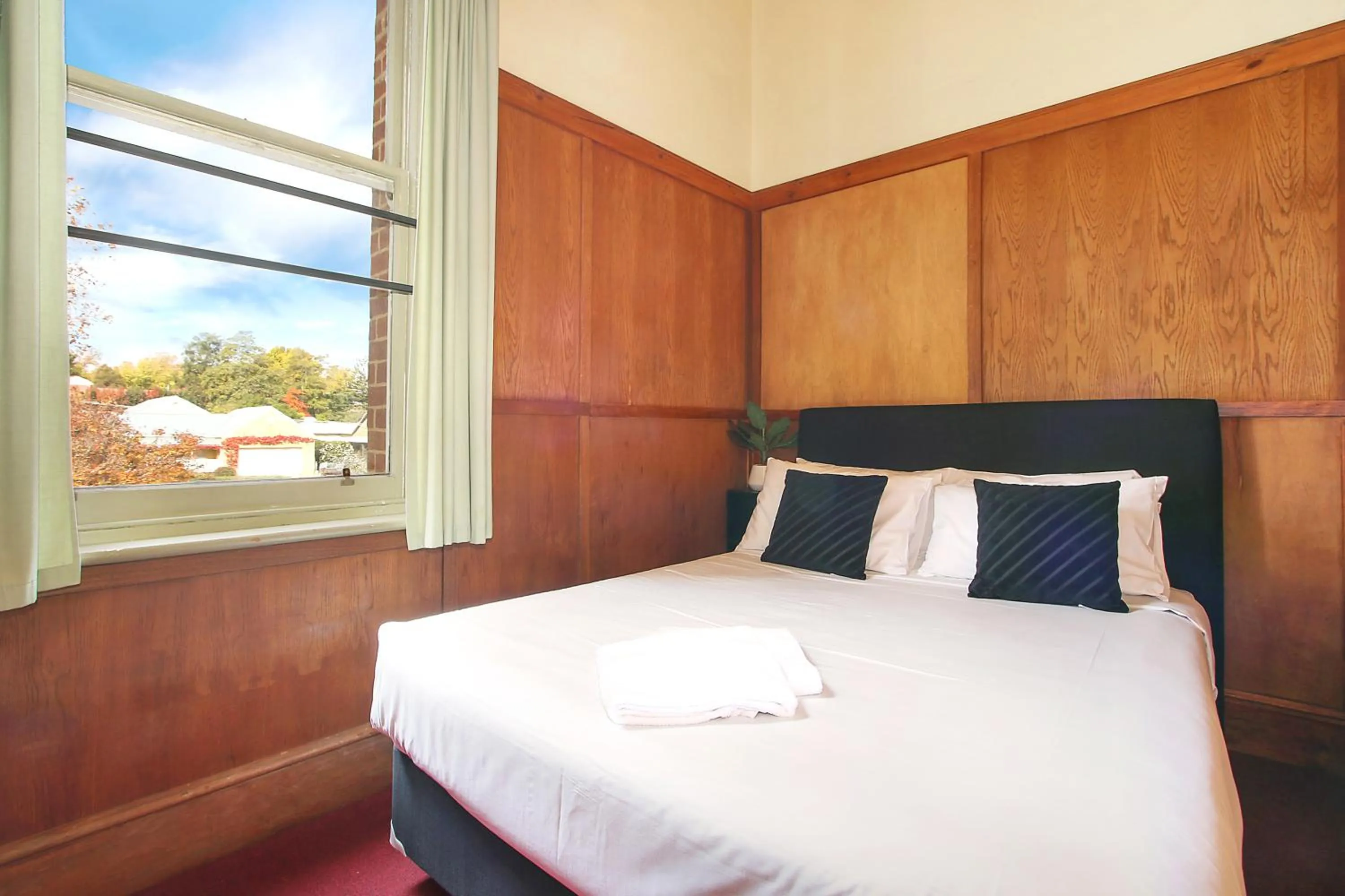 Bedroom, Bed in The Old Priory