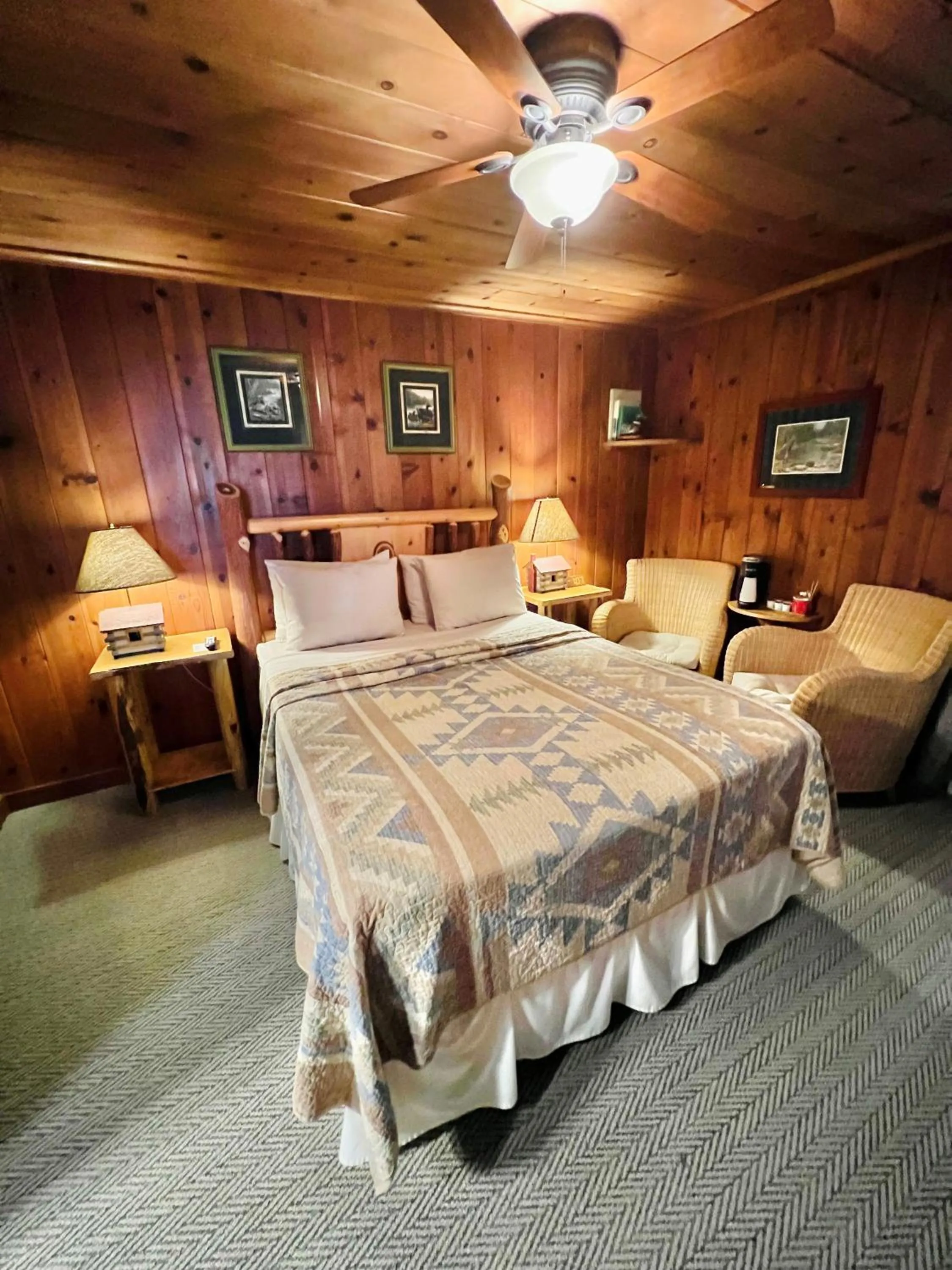 Bed in Cottage Inn At Lake Tahoe