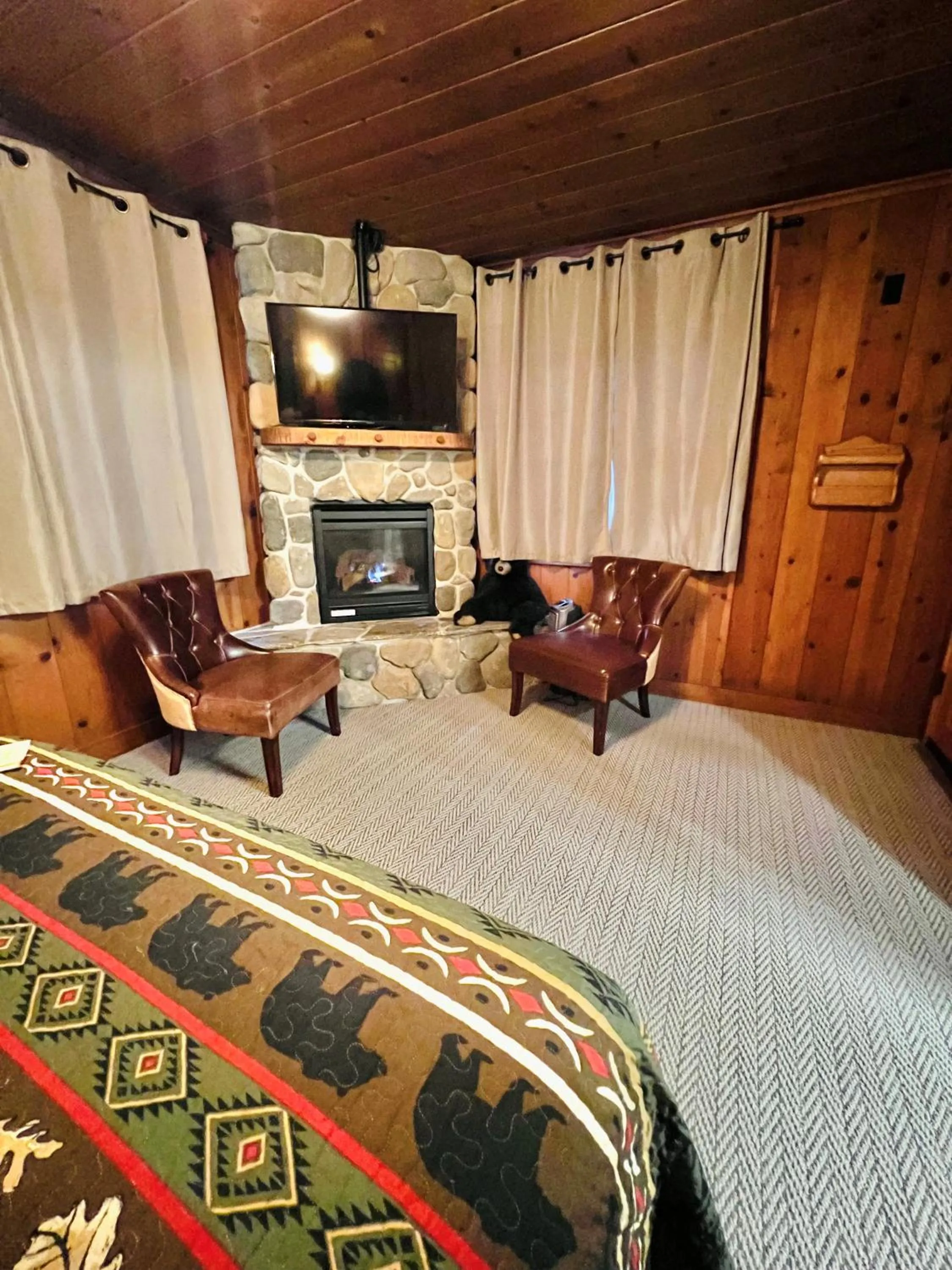 Seating area, Bed in Cottage Inn At Lake Tahoe