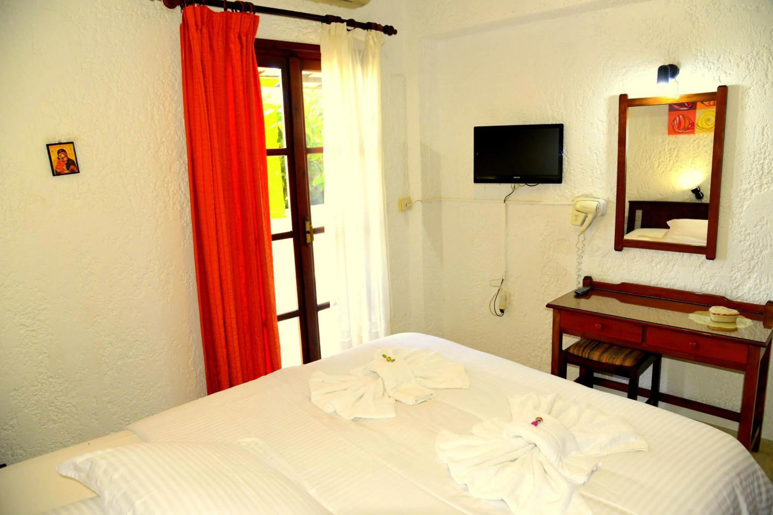 TV and multimedia, Bed in Filoxenia Villa