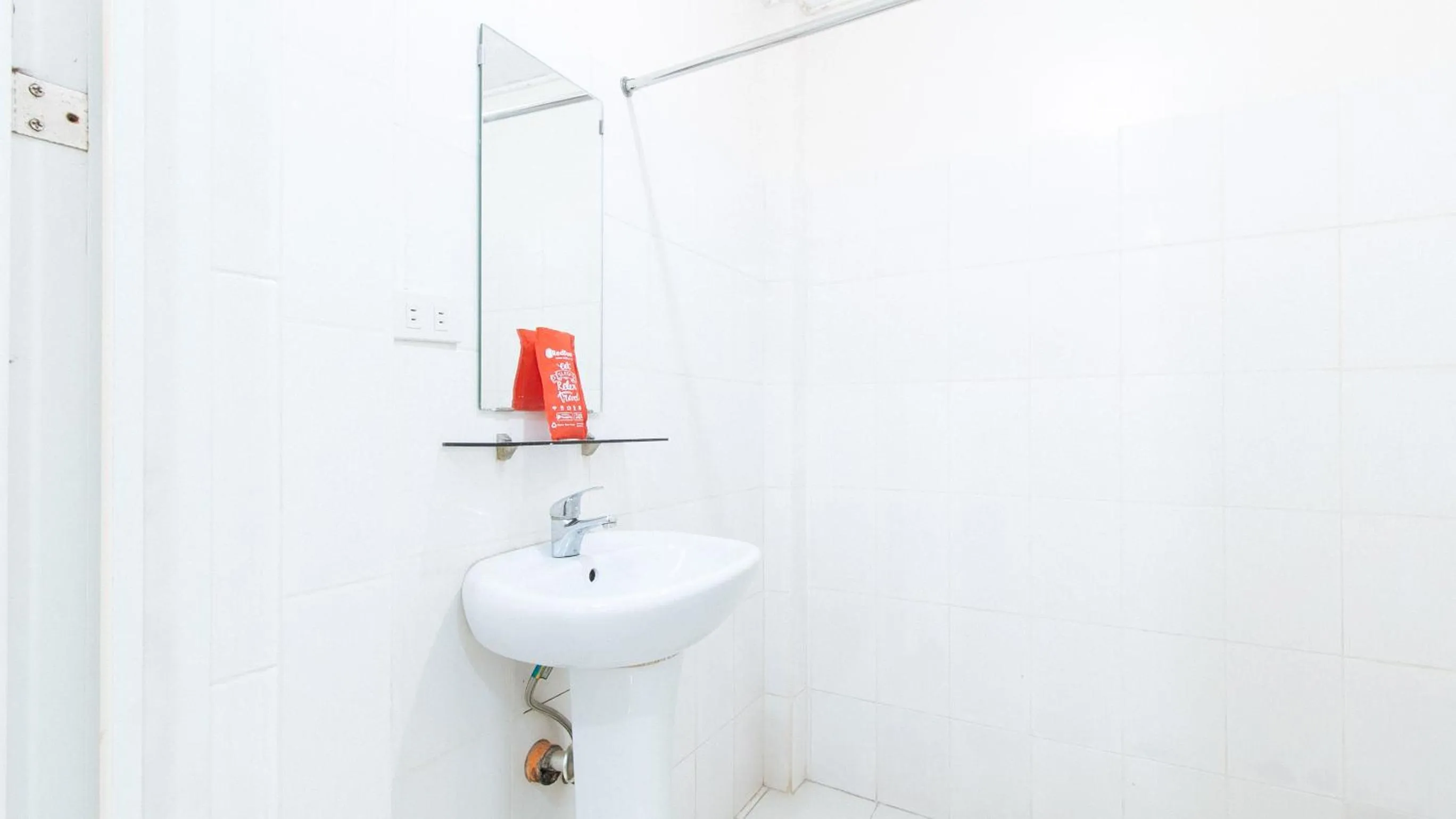 Bathroom in RedDoorz near Bambang Station
