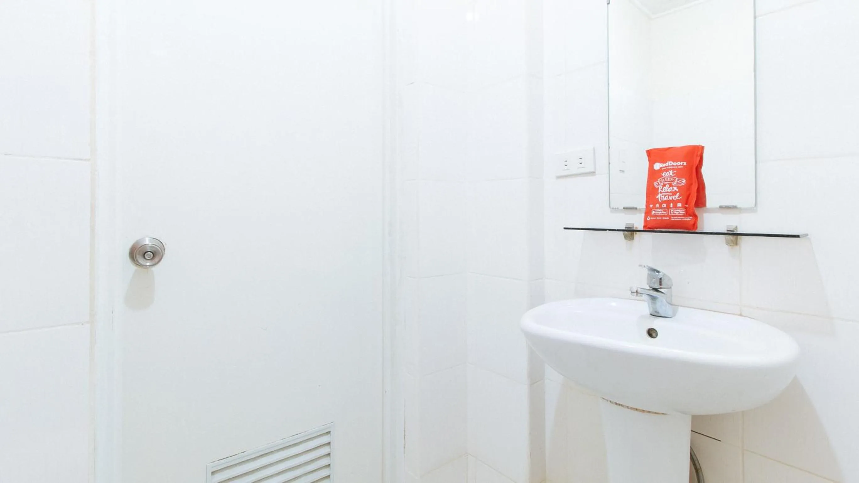 Bathroom in RedDoorz near Bambang Station