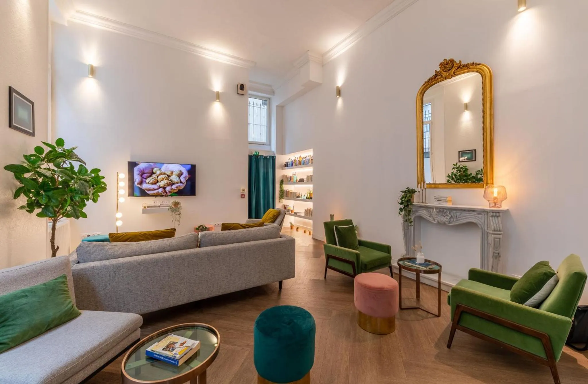 Communal lounge/ TV room in 1924 Hôtel