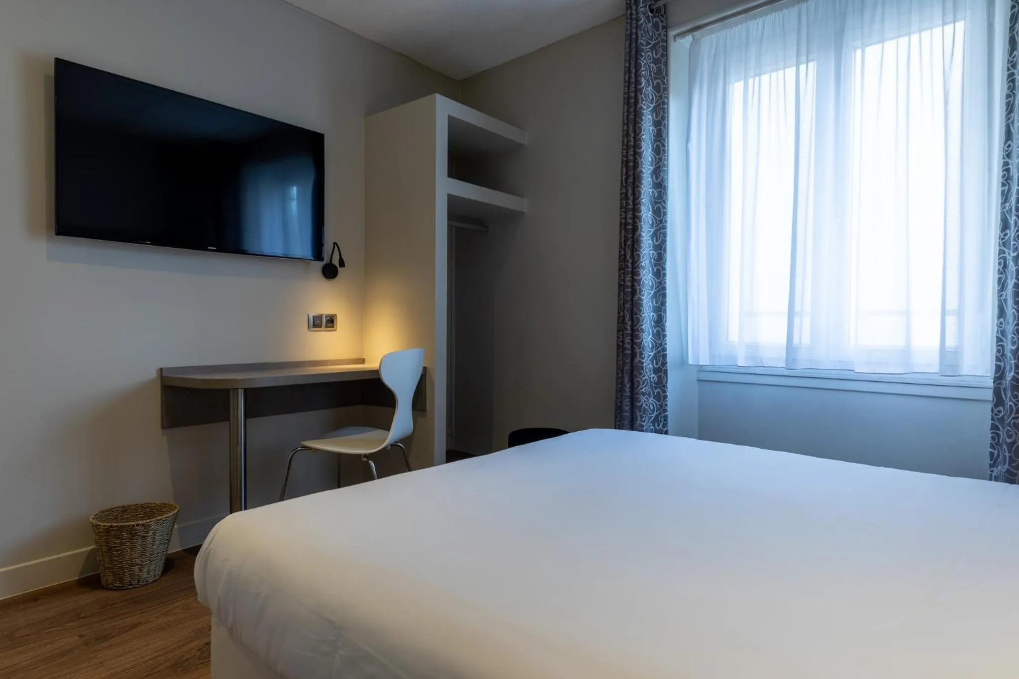 Photo of the whole room, Bed in 1924 Hôtel