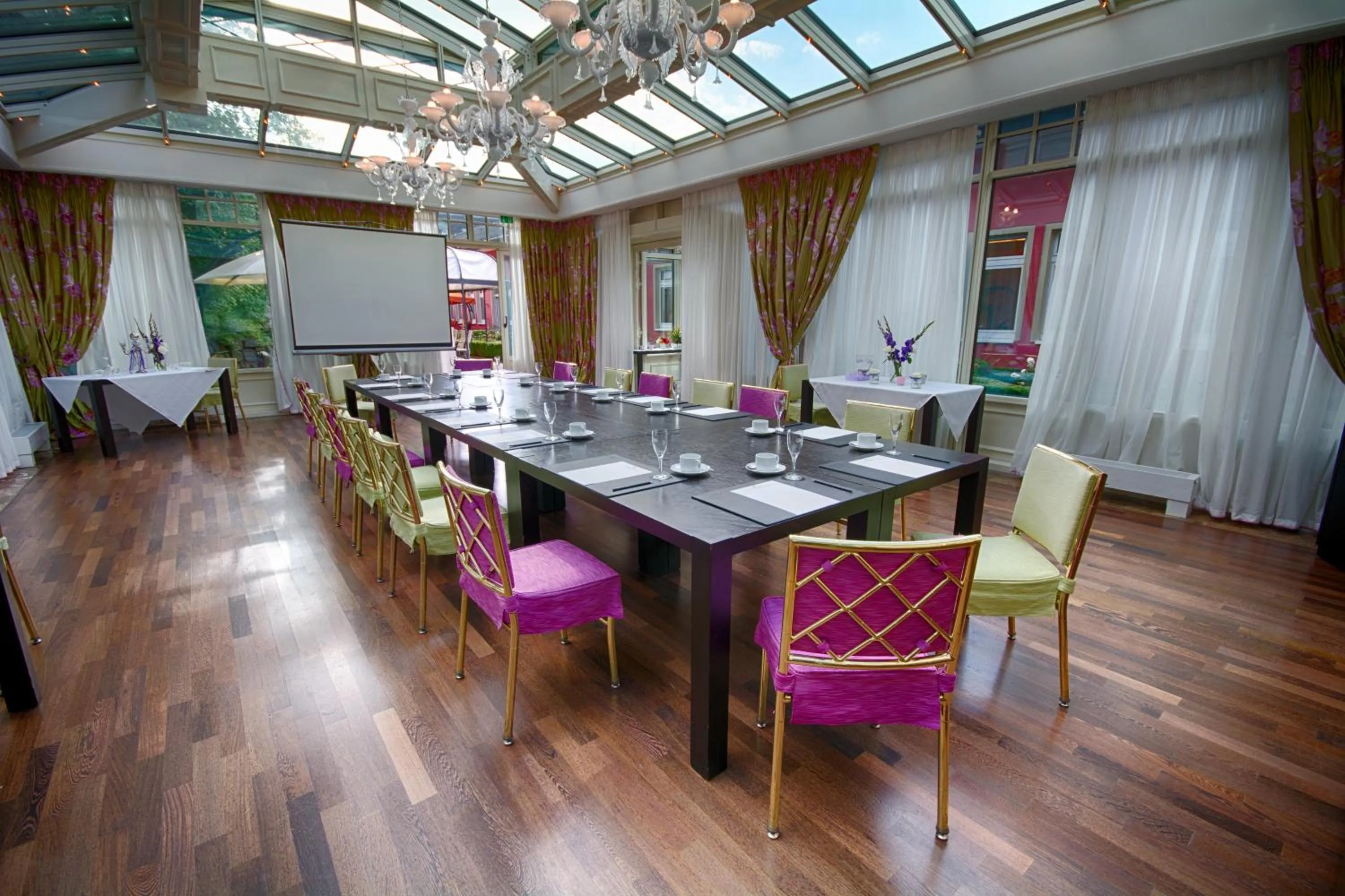 Restaurant/places to eat in Campus Garden Businesshotel