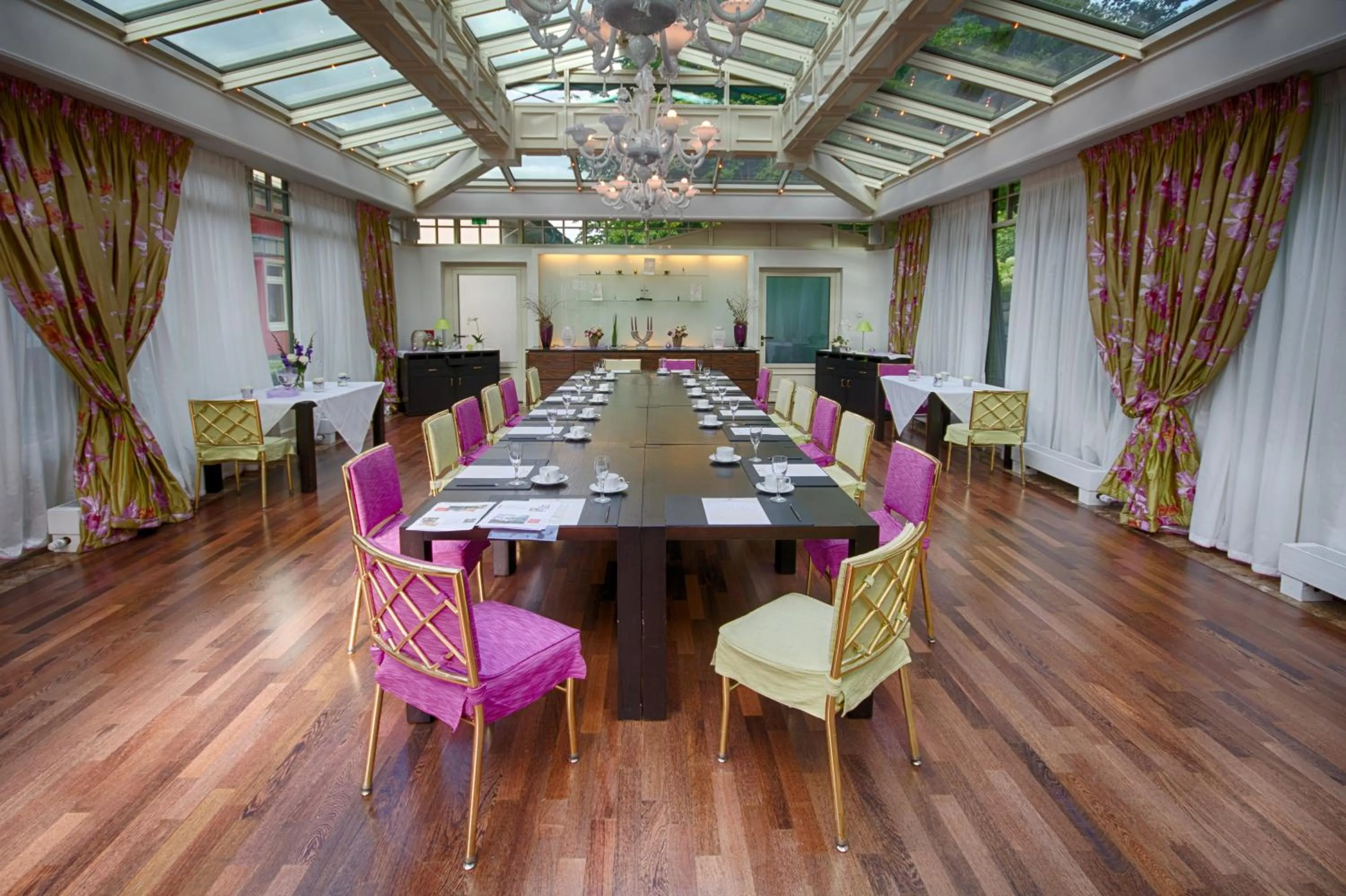 Restaurant/places to eat in Campus Garden Businesshotel