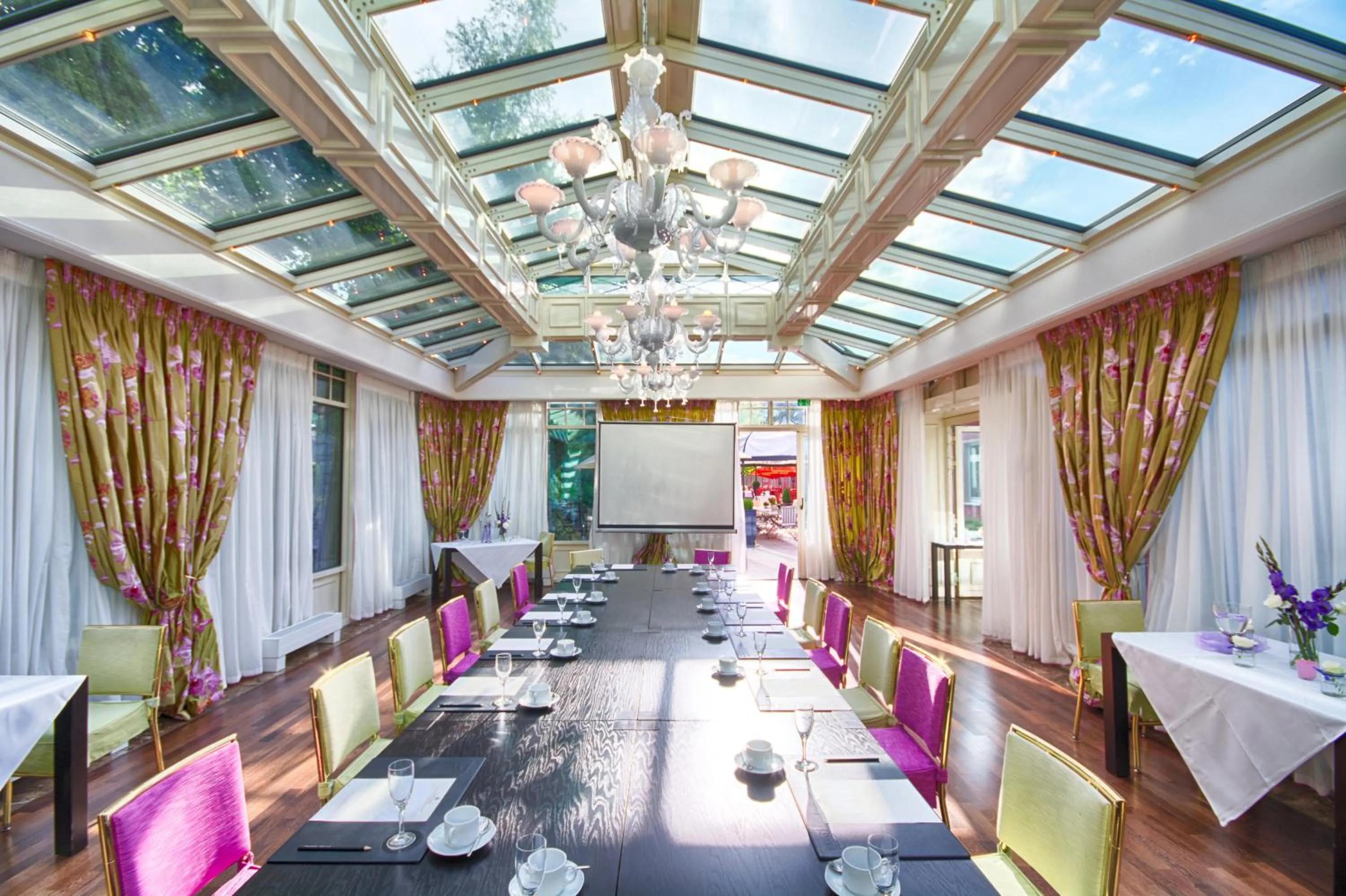 Restaurant/places to eat in Campus Garden Businesshotel