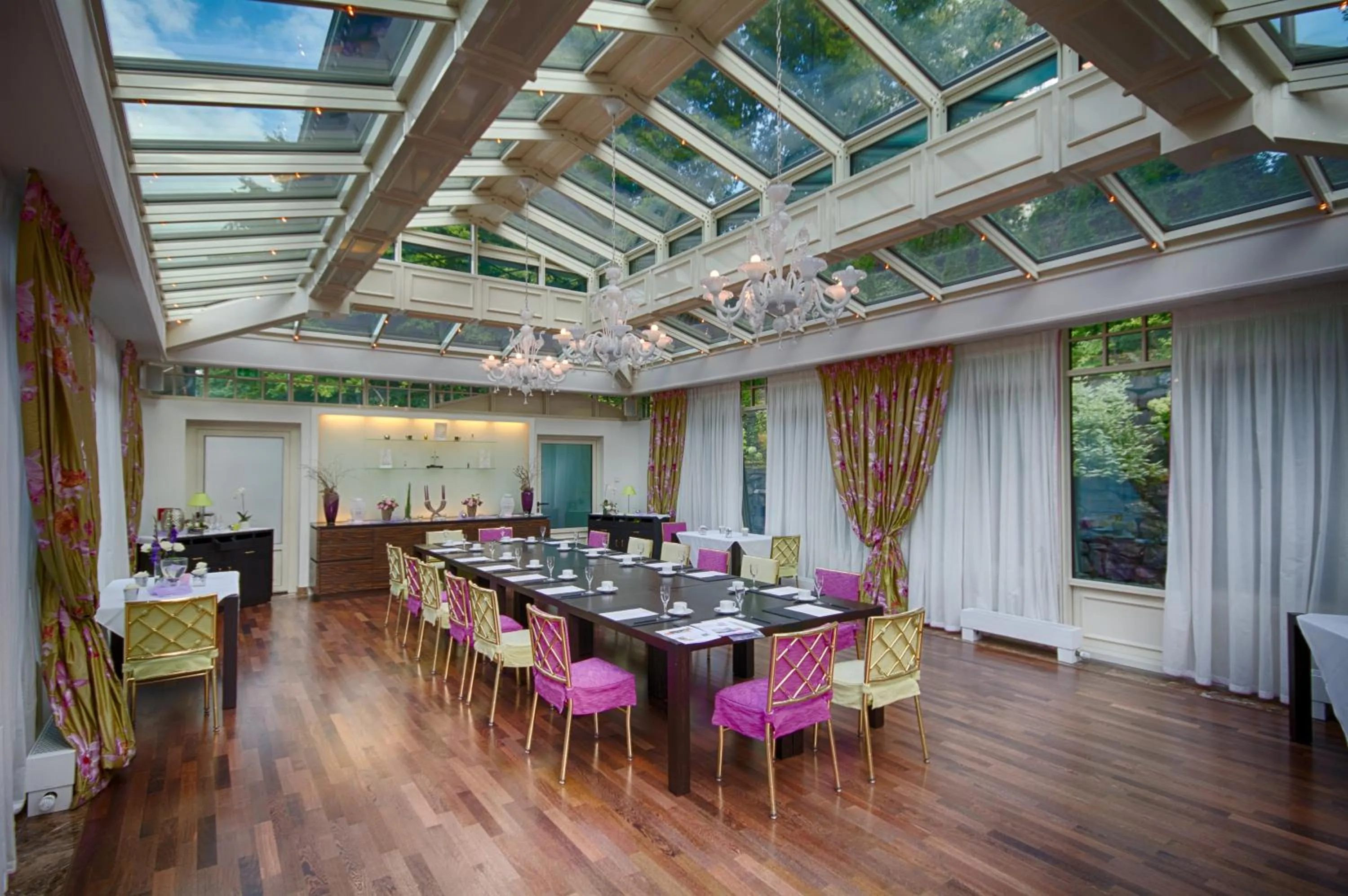 Restaurant/places to eat in Campus Garden Businesshotel