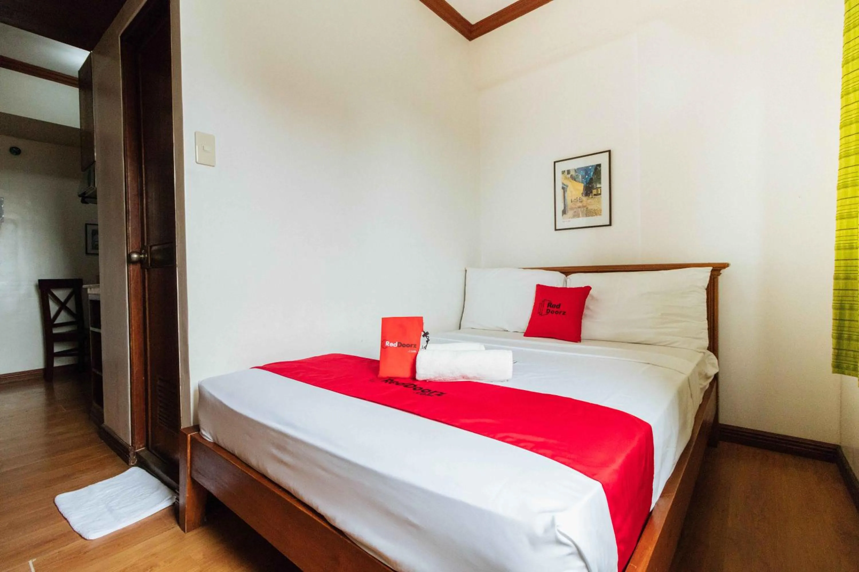 Photo of the whole room, Bed in RedDoorz at Moonwalk Paranaque