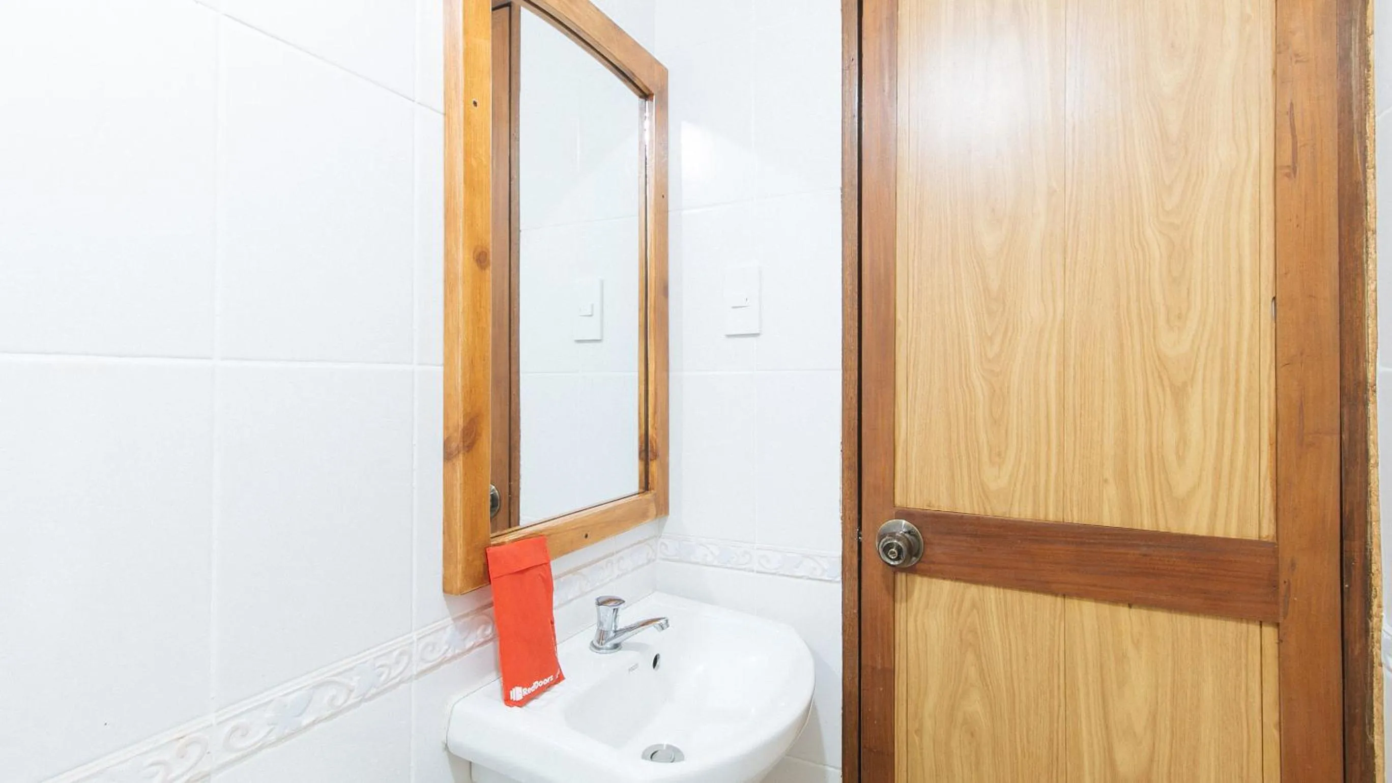 Bathroom in RedDoorz at Moonwalk Paranaque