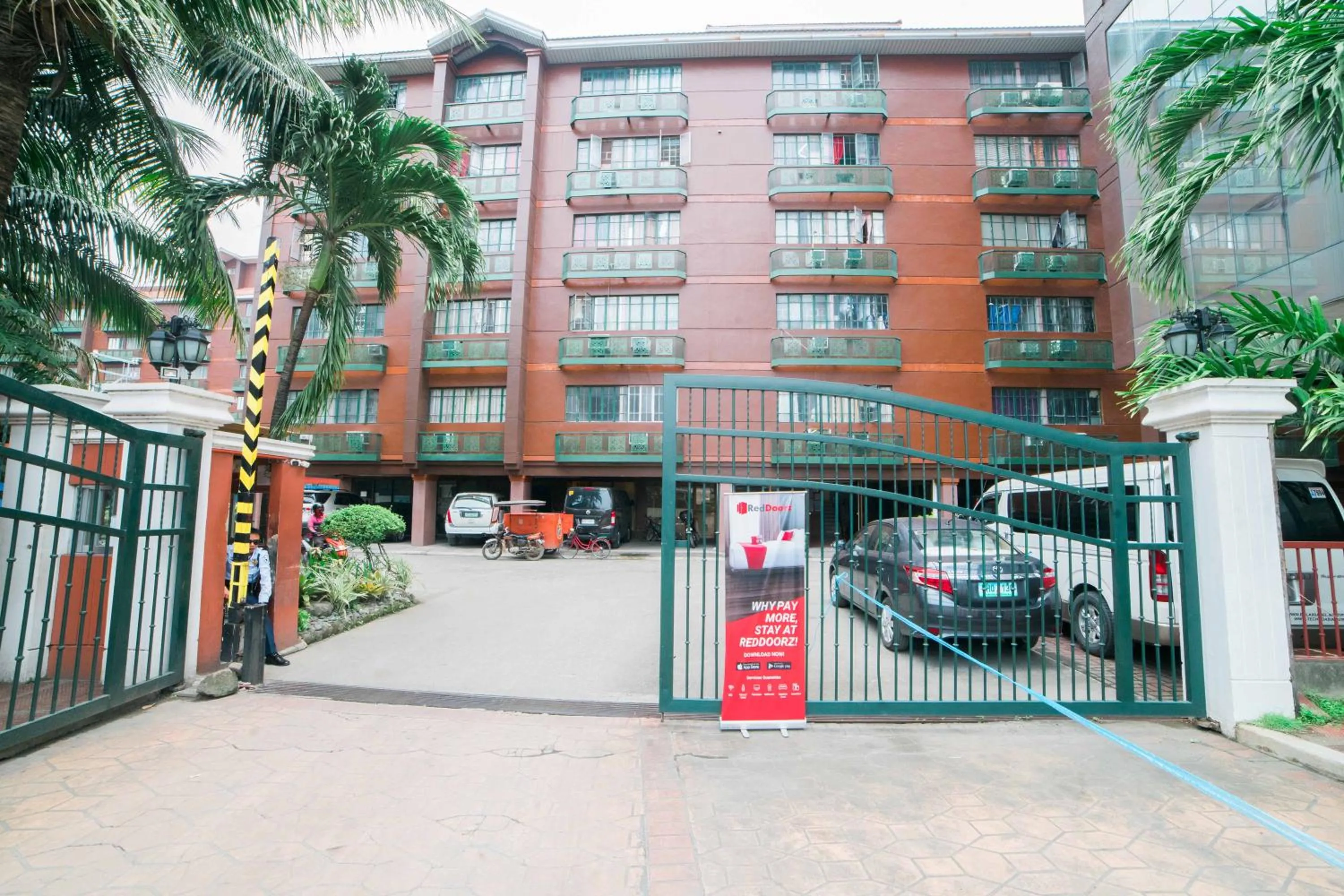 Property building in RedDoorz at Moonwalk Paranaque