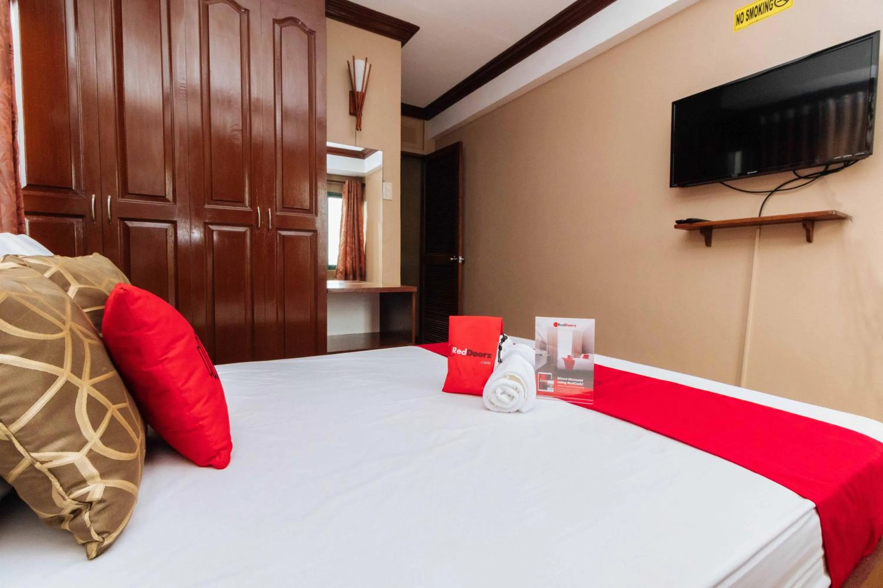 Photo of the whole room, Bed in RedDoorz at Moonwalk Paranaque