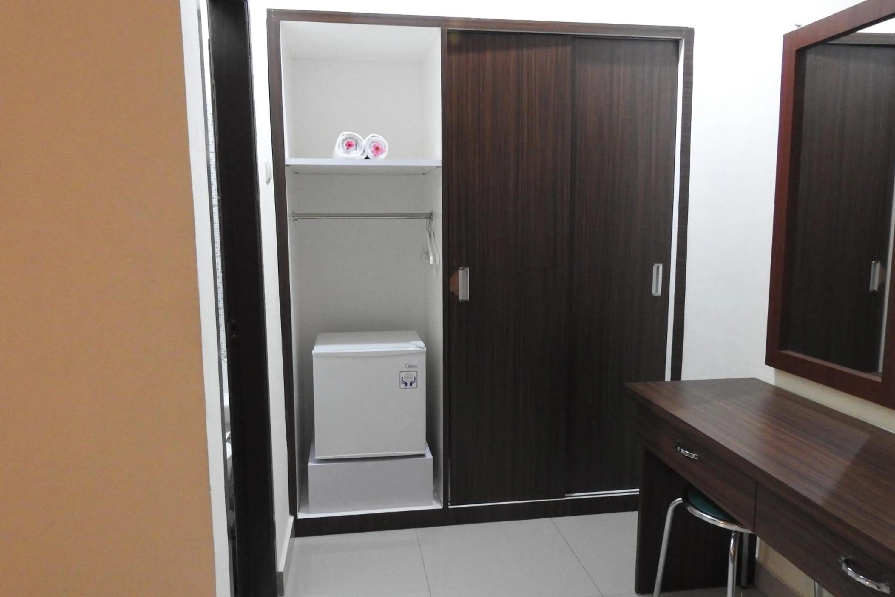 wardrobe in D'Batur Hotel