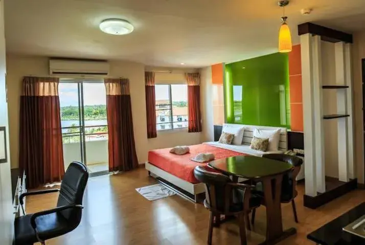 Deluxe Double Room with Lake View in Kwanruen Resort Deluxe Double Room with Lake View in Kwanruen Resort