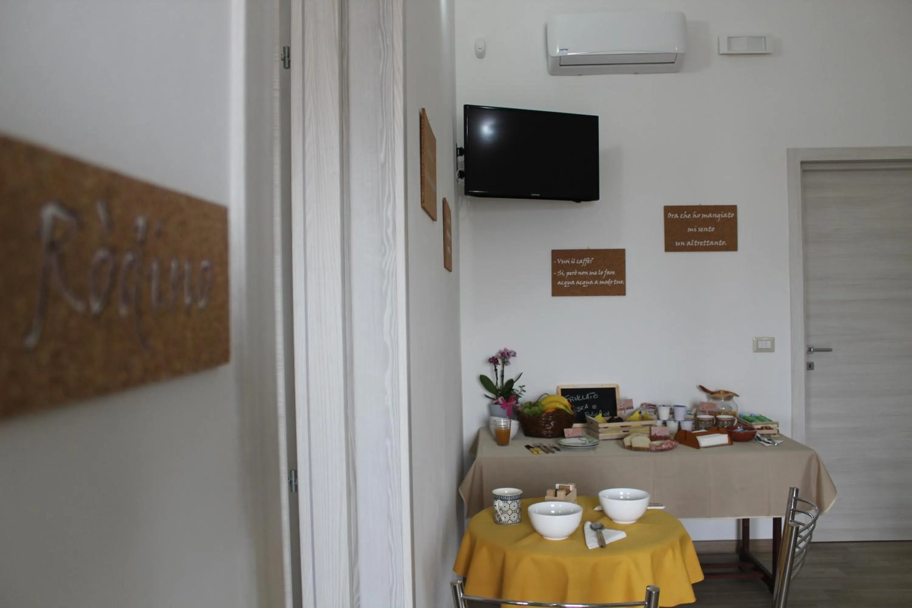 Communal lounge/ TV room in Krasì B&B