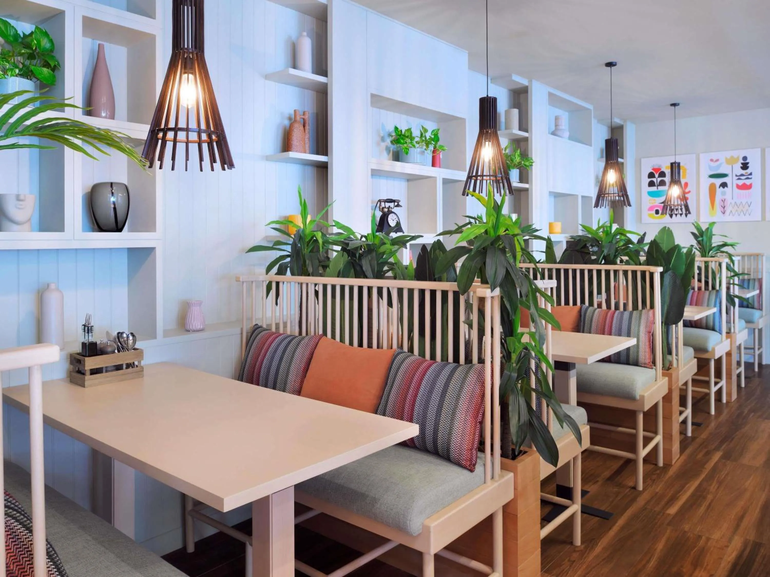 Restaurant/places to eat in Mövenpick Hotel Apartments Downtown Dubai