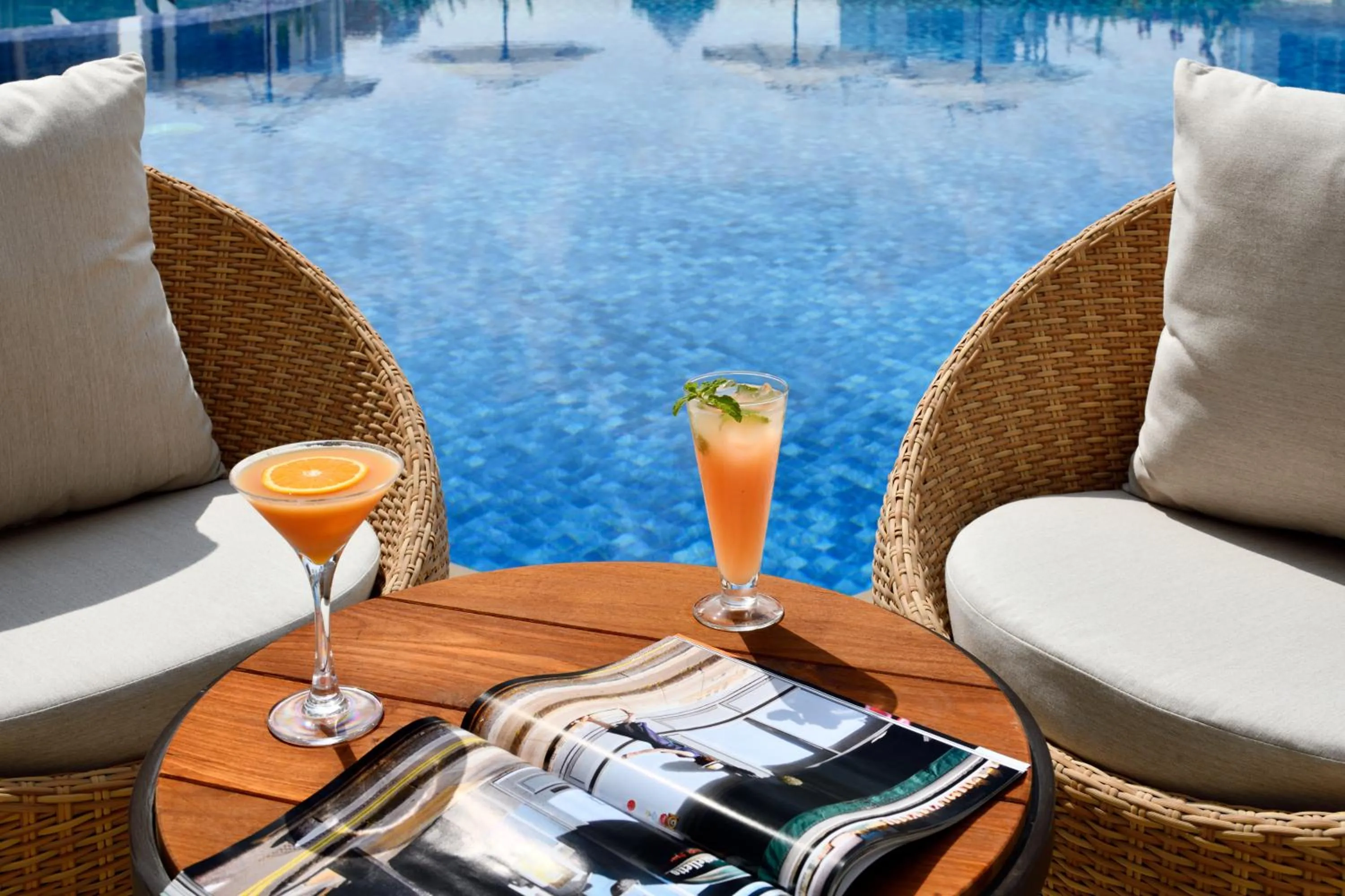 Lounge or bar in Mövenpick Hotel Apartments Downtown Dubai