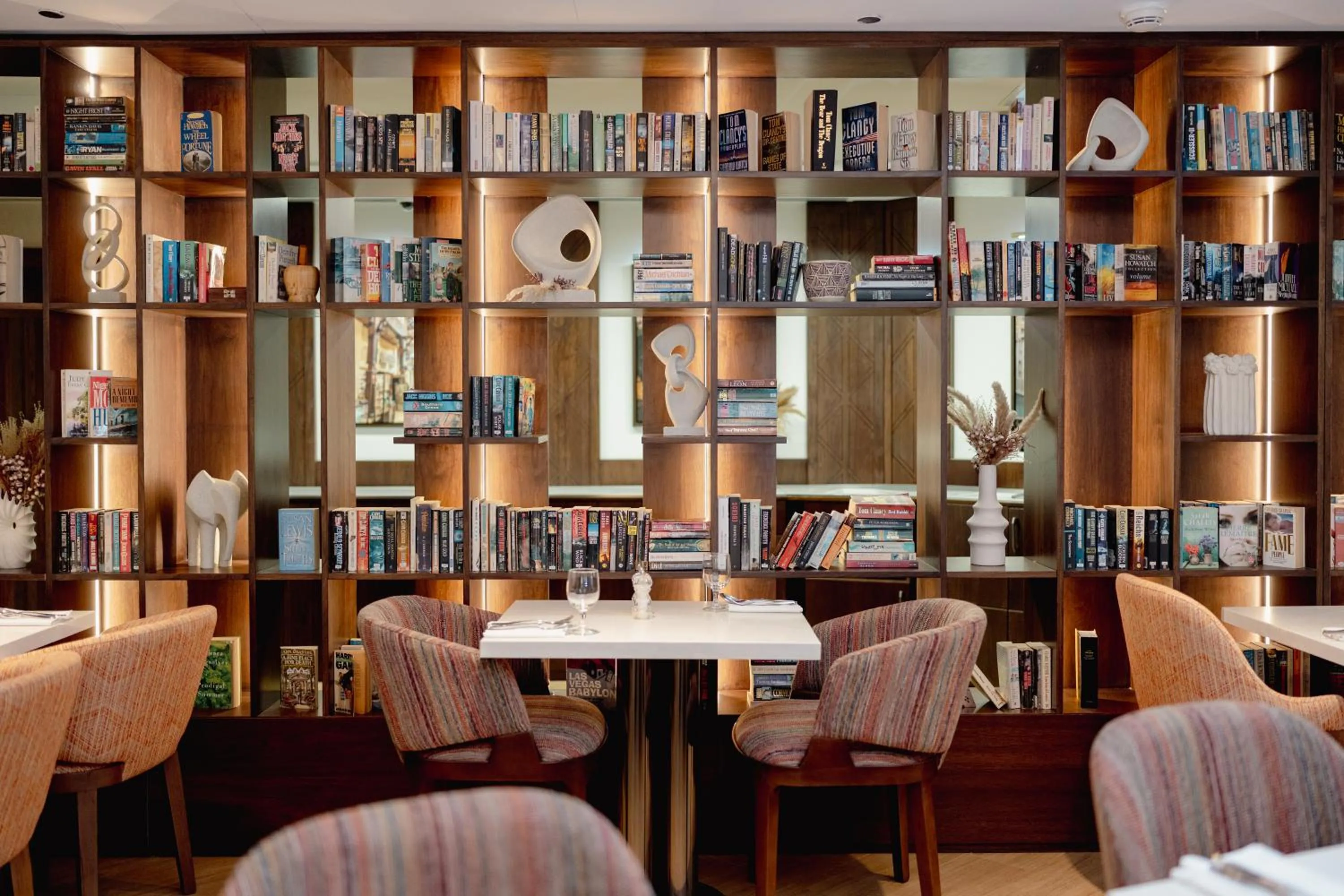 Restaurant/places to eat in Mövenpick Hotel Apartments Downtown Dubai