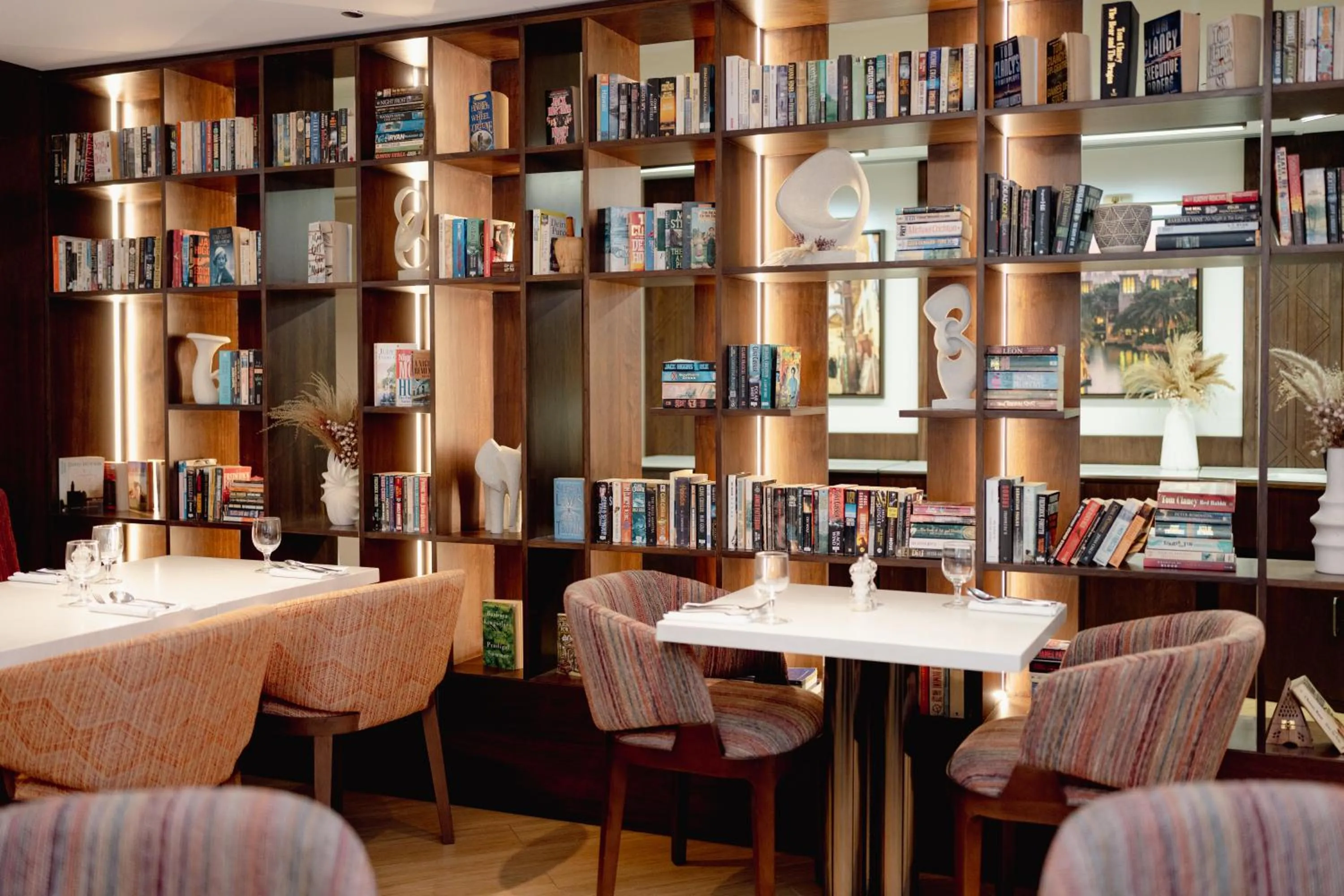 Restaurant/places to eat in Mövenpick Hotel Apartments Downtown Dubai