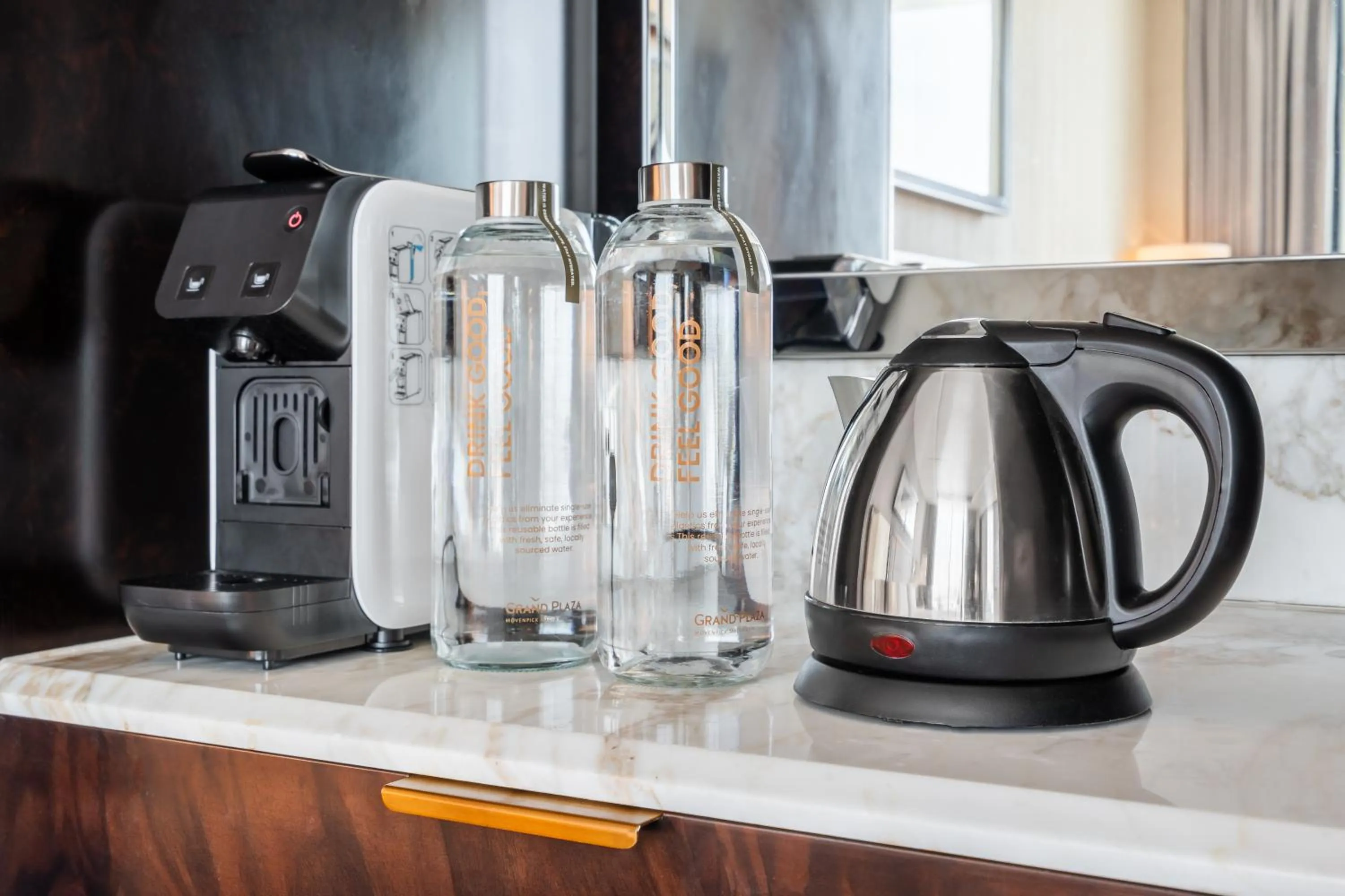 Coffee/tea facilities in Grand Plaza Mövenpick Media City