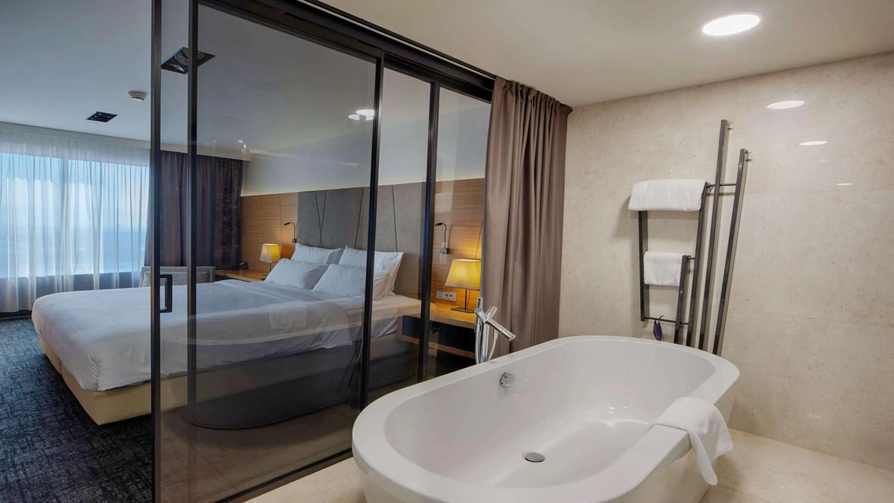 Bathroom, Bed in Radisson Blu Plaza Hotel Ljubljana