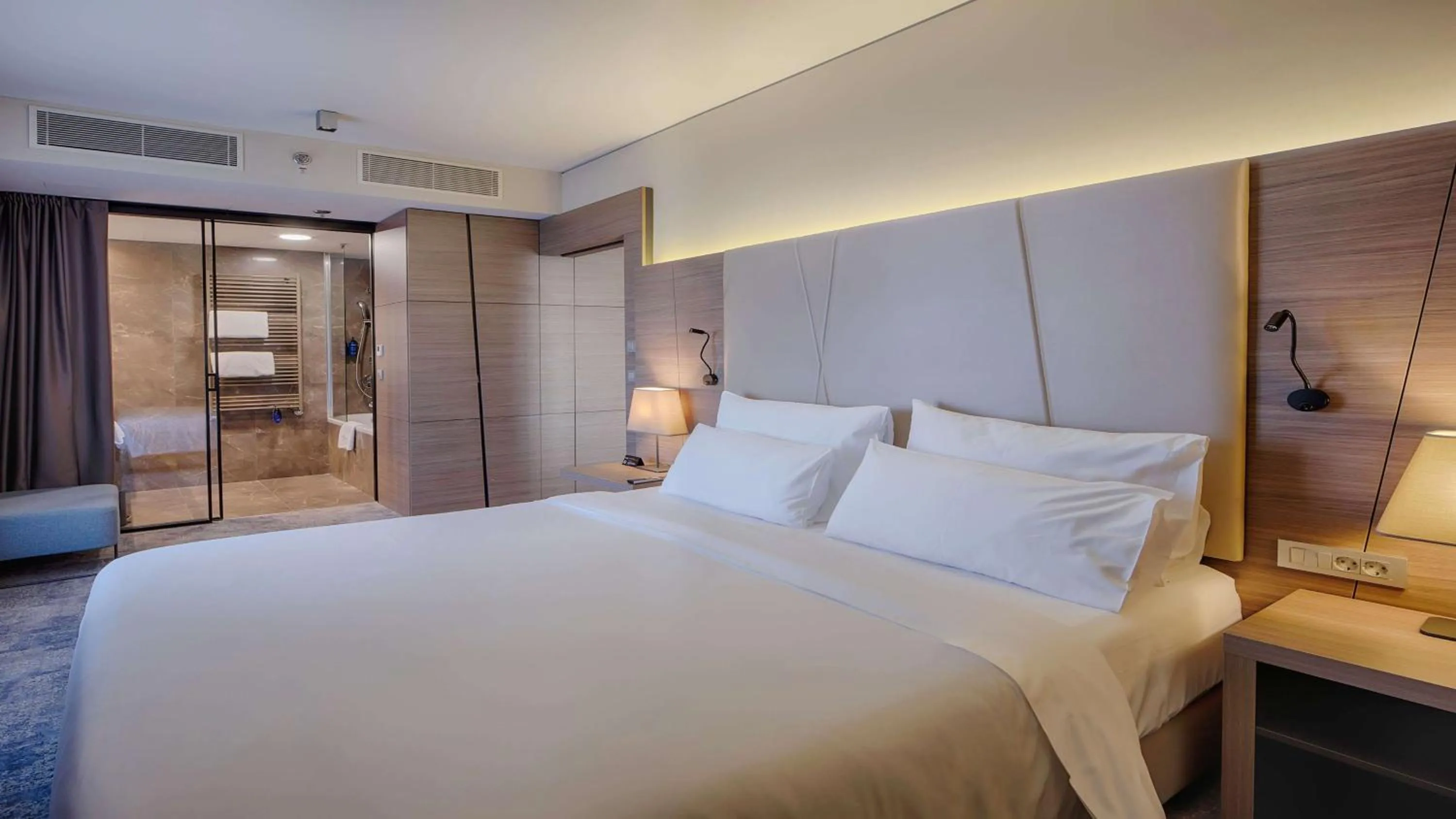 Photo of the whole room, Bed in Radisson Blu Plaza Hotel Ljubljana