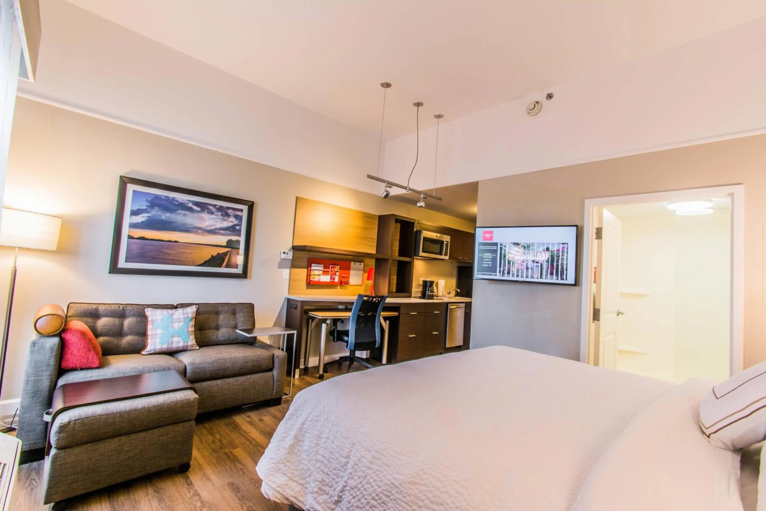 Photo of the whole room, Bed in TownePlace Suites by Marriott Evansville Newburgh