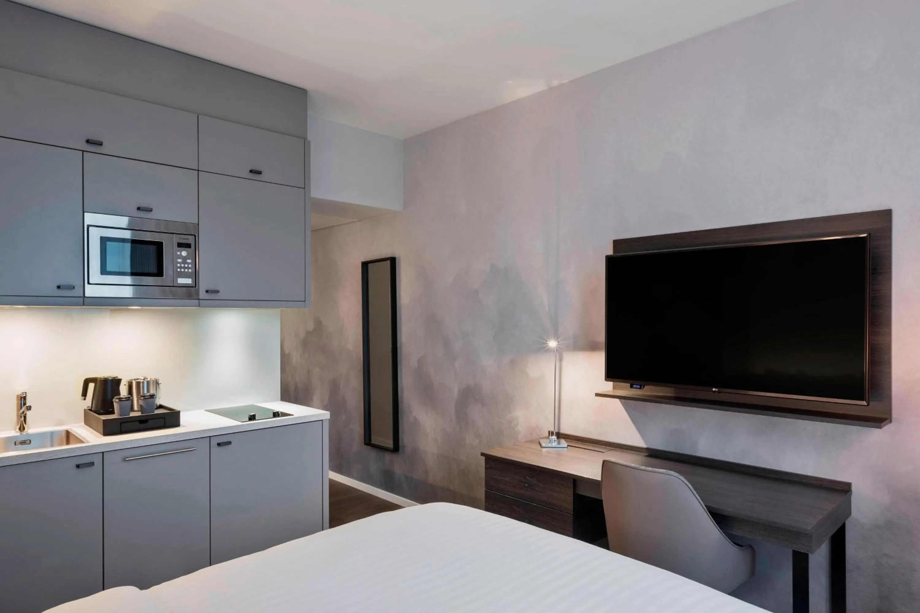 Kitchen or kitchenette, Bed in Residence Inn by Marriott Frankfurt City Center