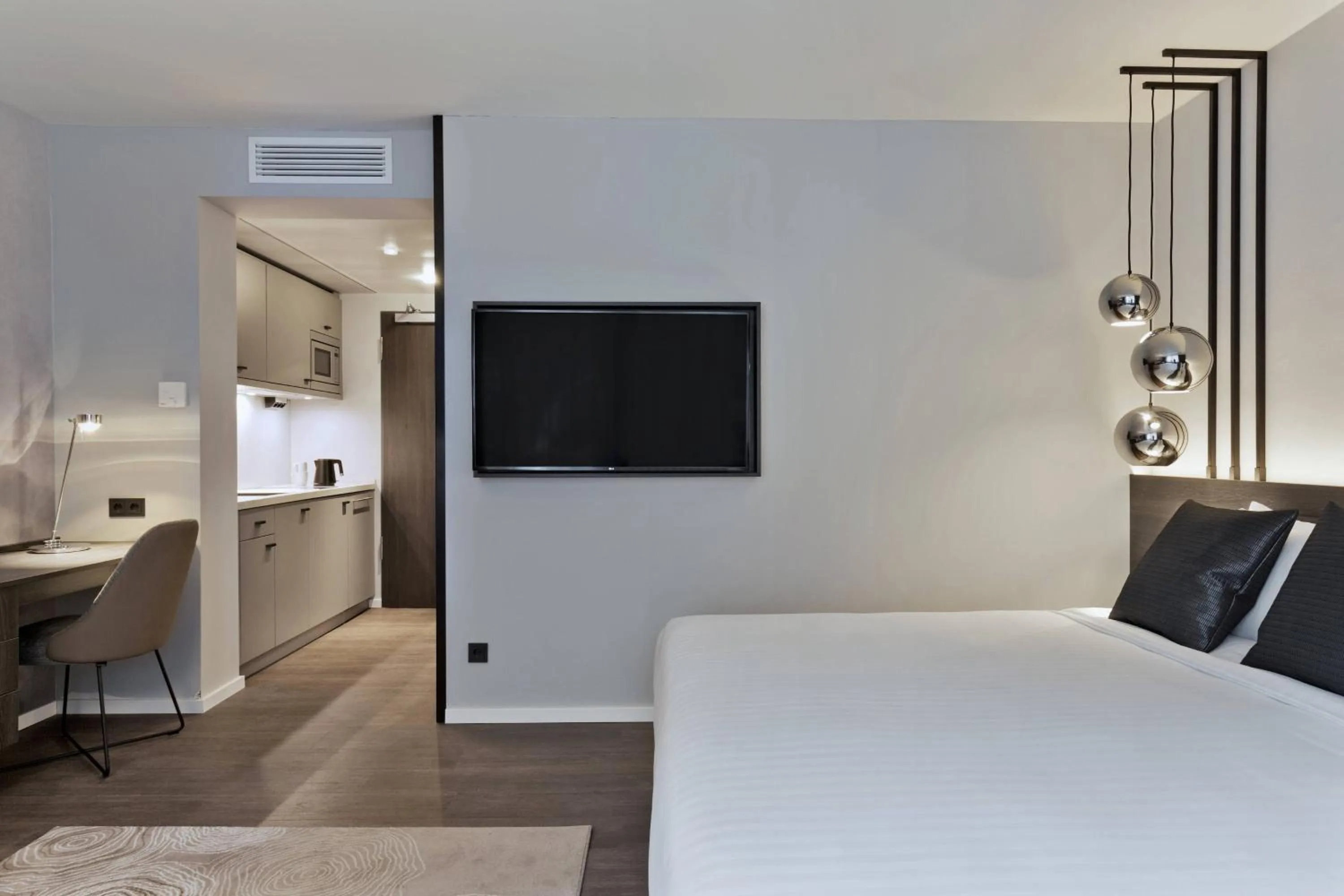 Photo of the whole room, Bed in Residence Inn by Marriott Frankfurt City Center