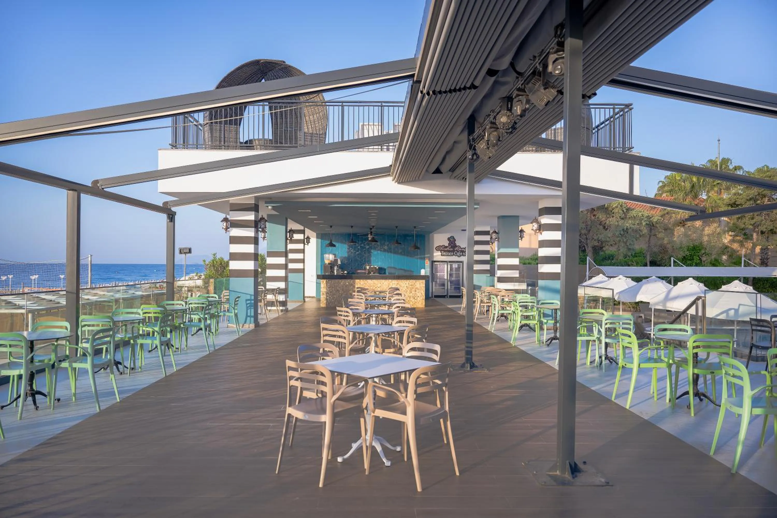 Food and drinks in Sailor's Beach Club