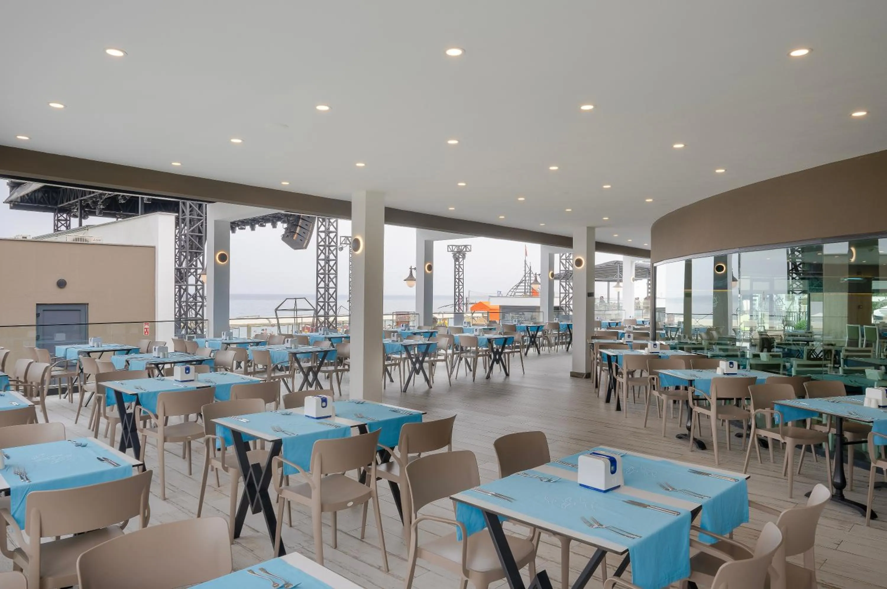 Restaurant/places to eat in Sailor's Beach Club