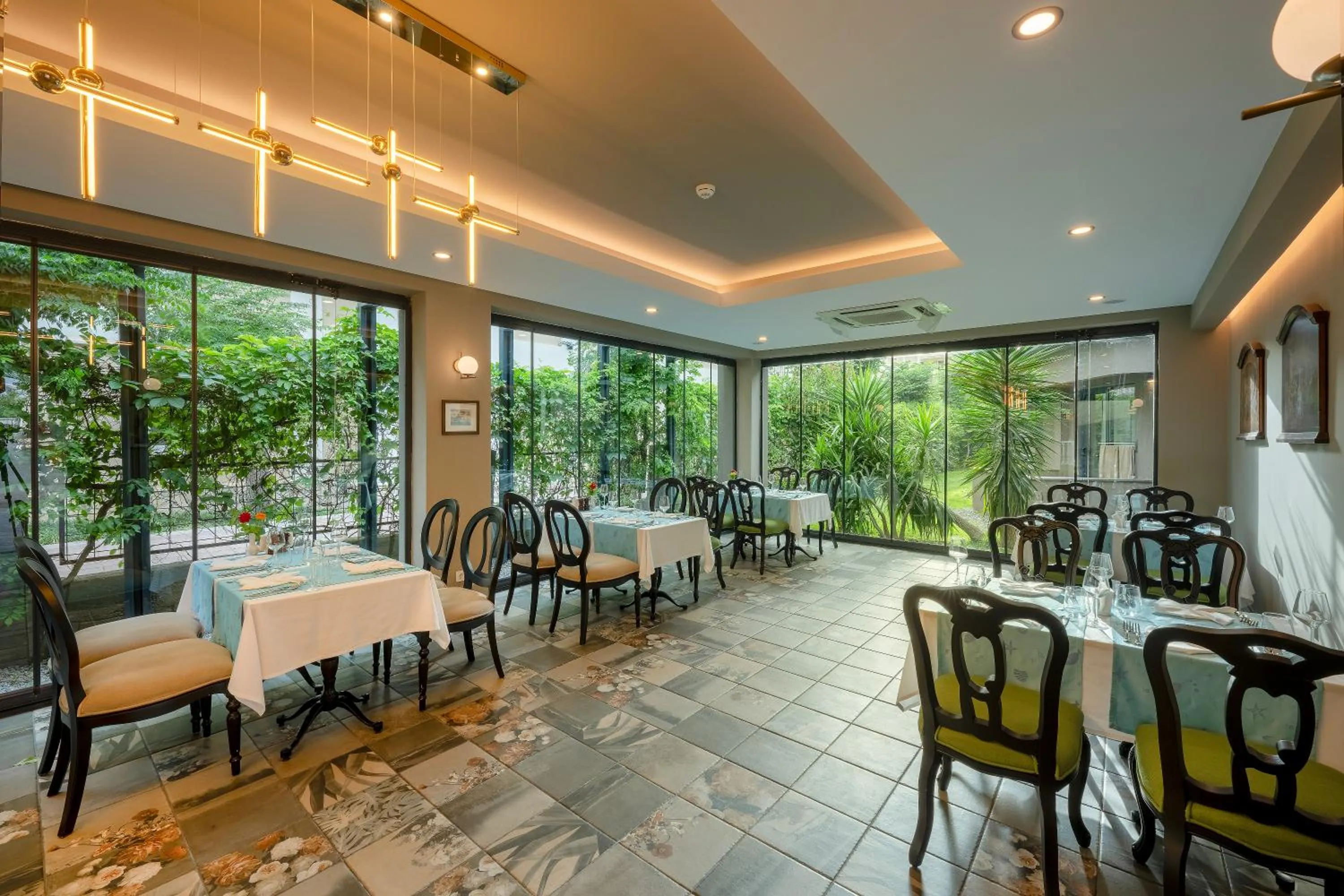 Restaurant/places to eat in Sailor's Beach Club