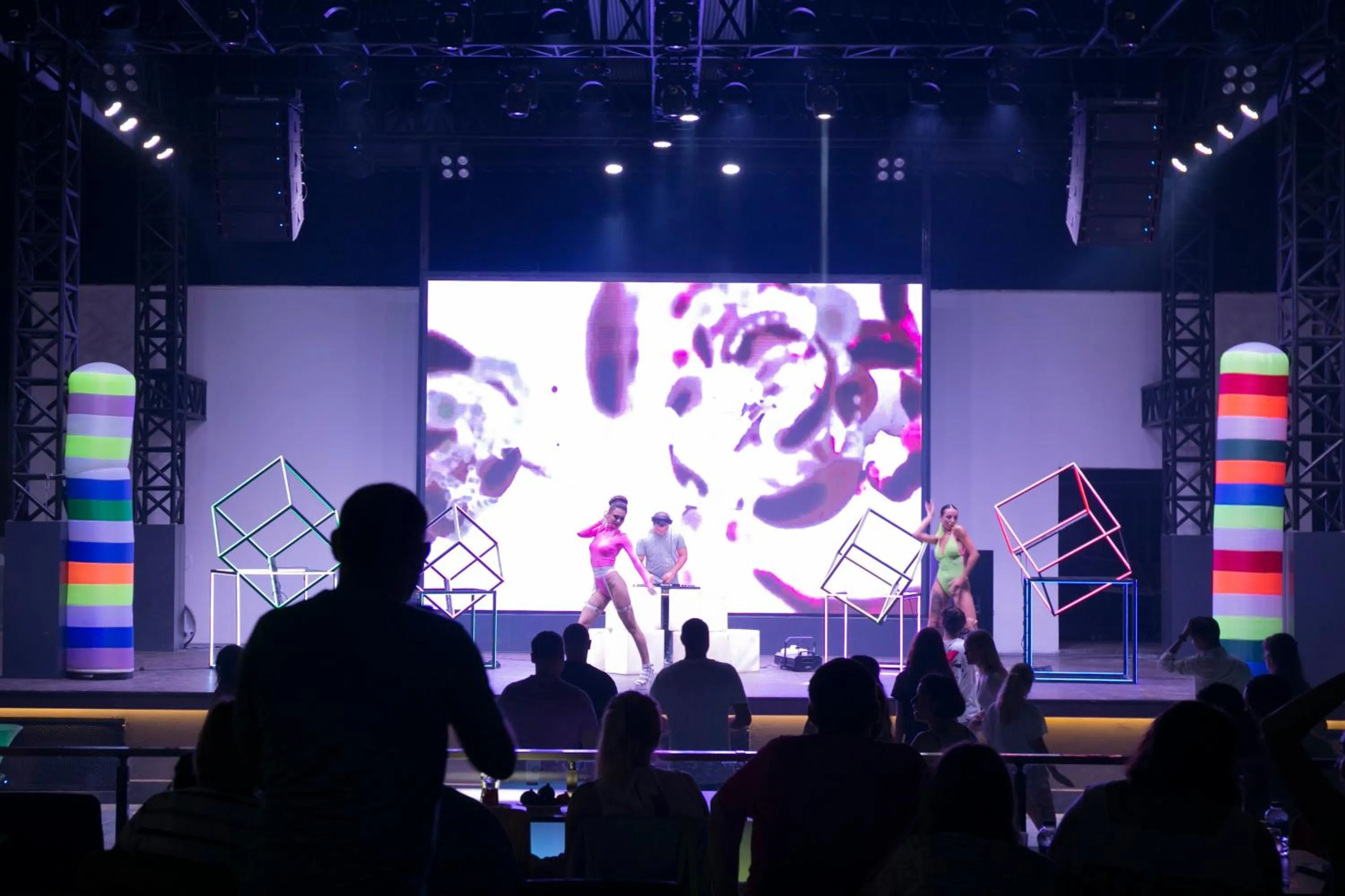 Evening entertainment in Sailor's Beach Club