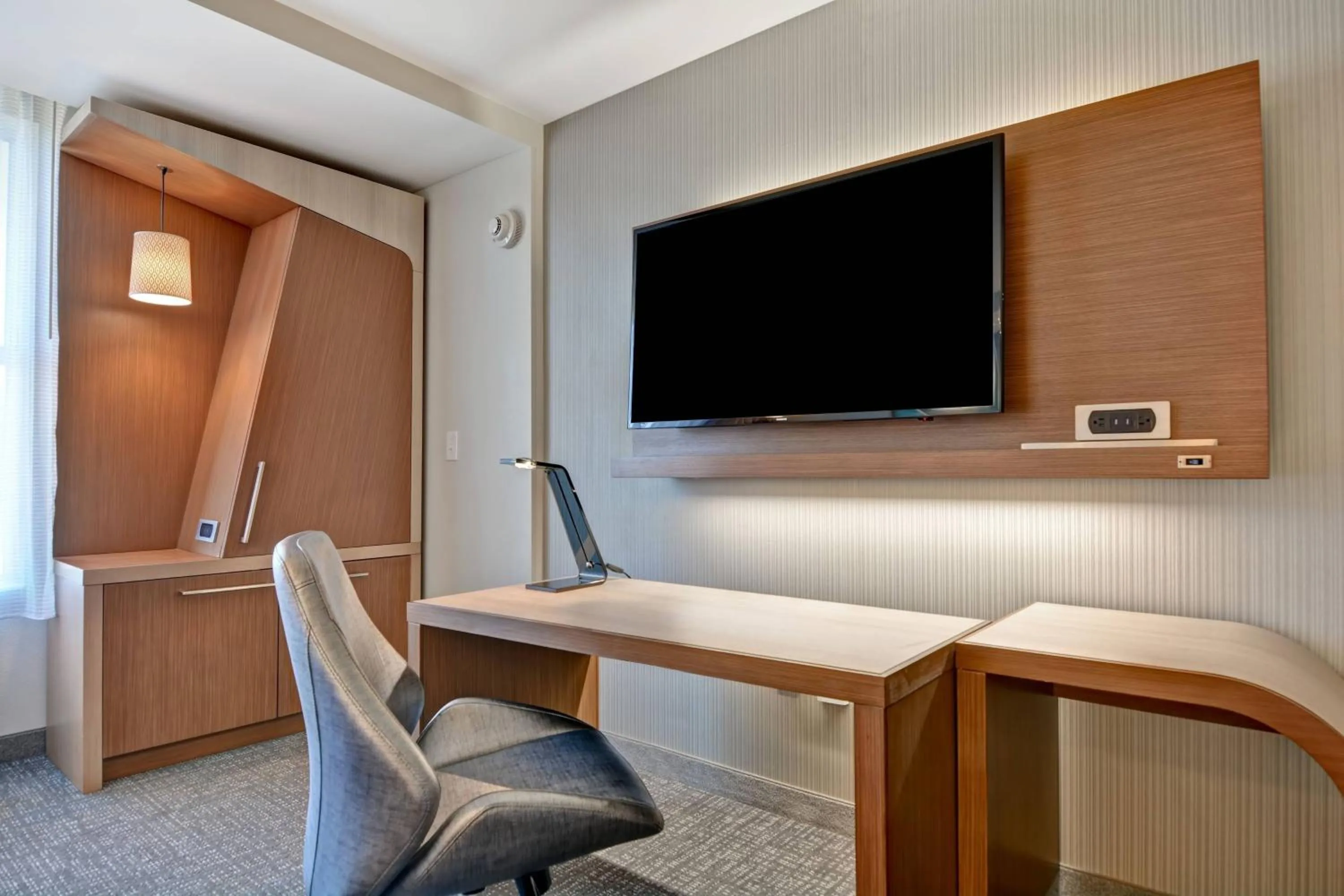 Photo of the whole room in Courtyard by Marriott Jackson Madison