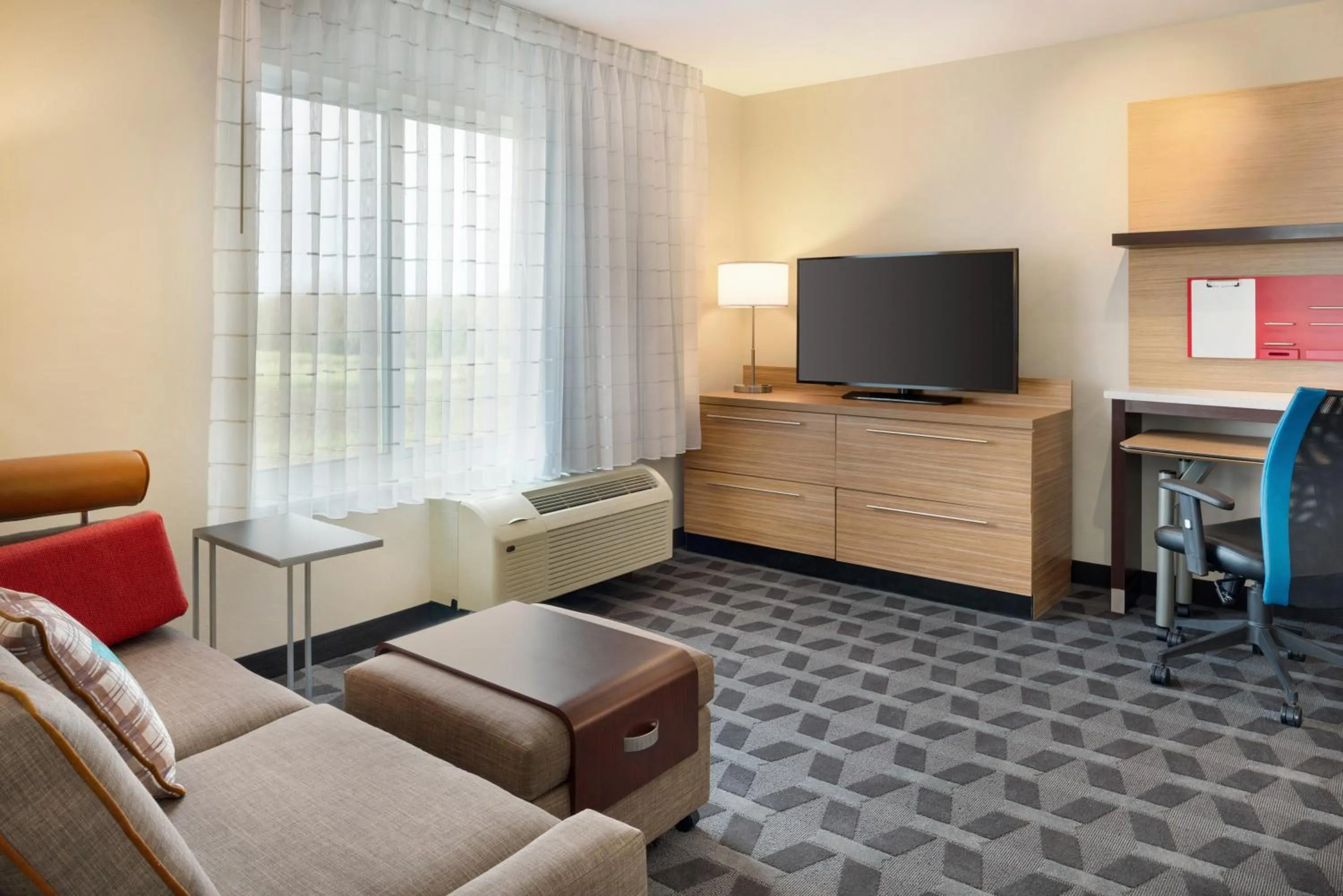 TV and multimedia in TownePlace Suites by Marriott Milwaukee Grafton