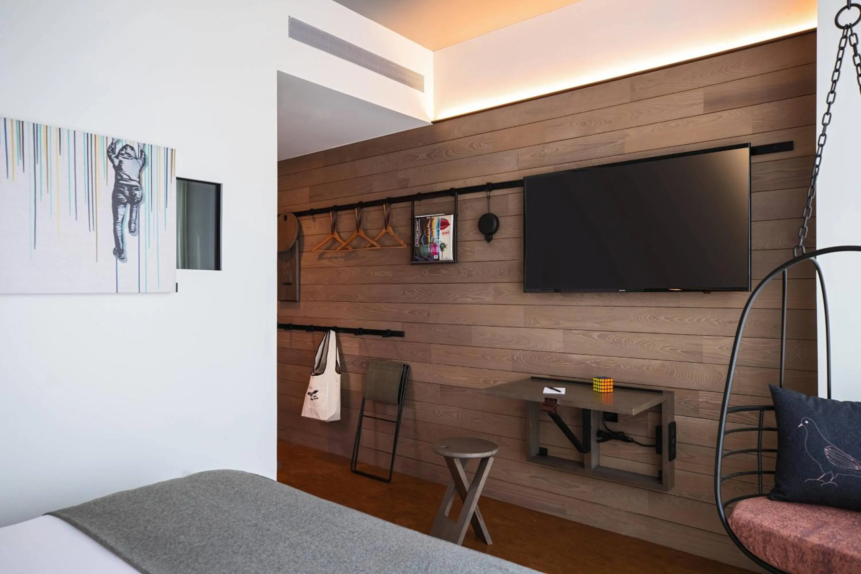 Photo of the whole room, Bed in Moxy NYC Downtown