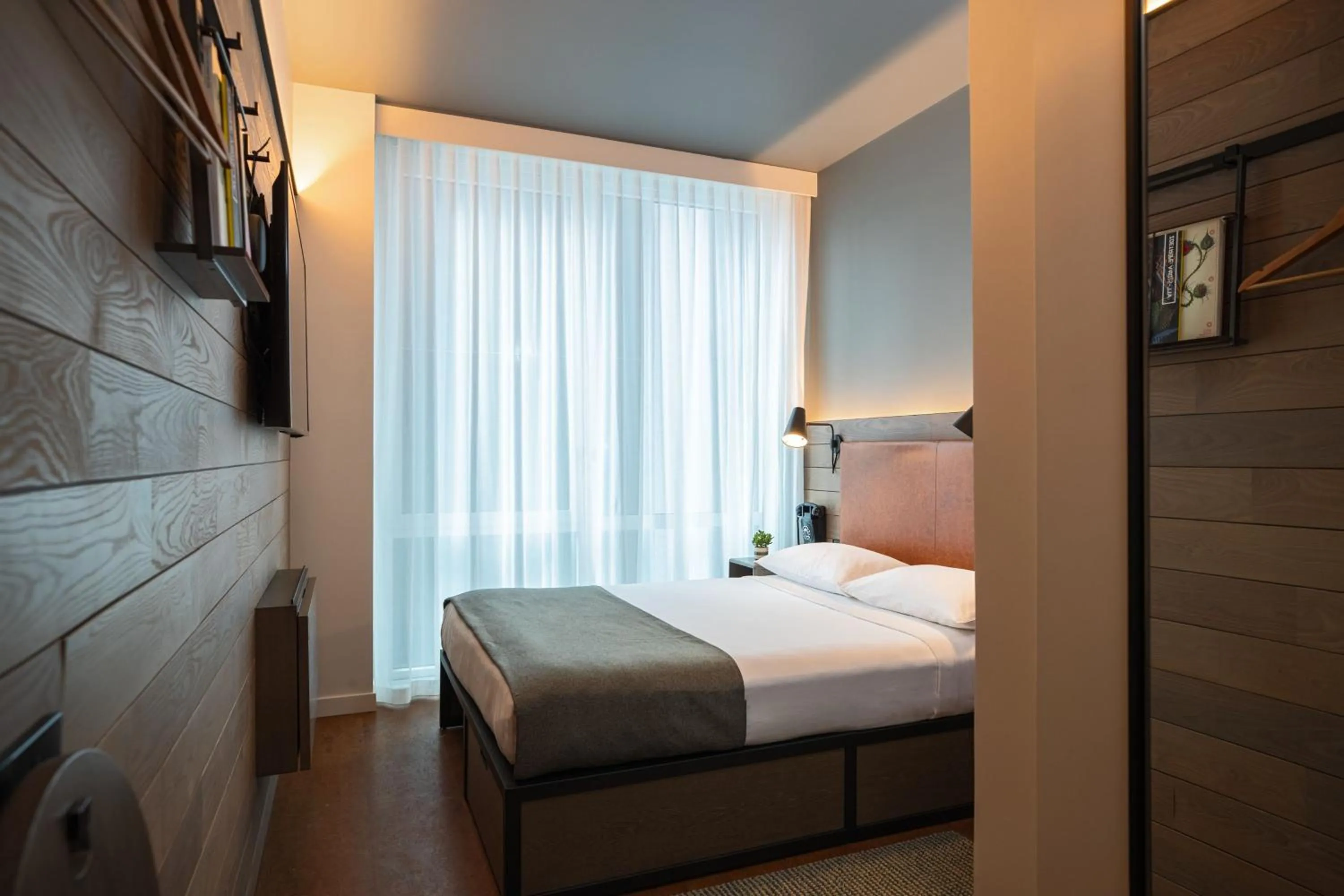 Photo of the whole room, Bed in Moxy NYC Downtown